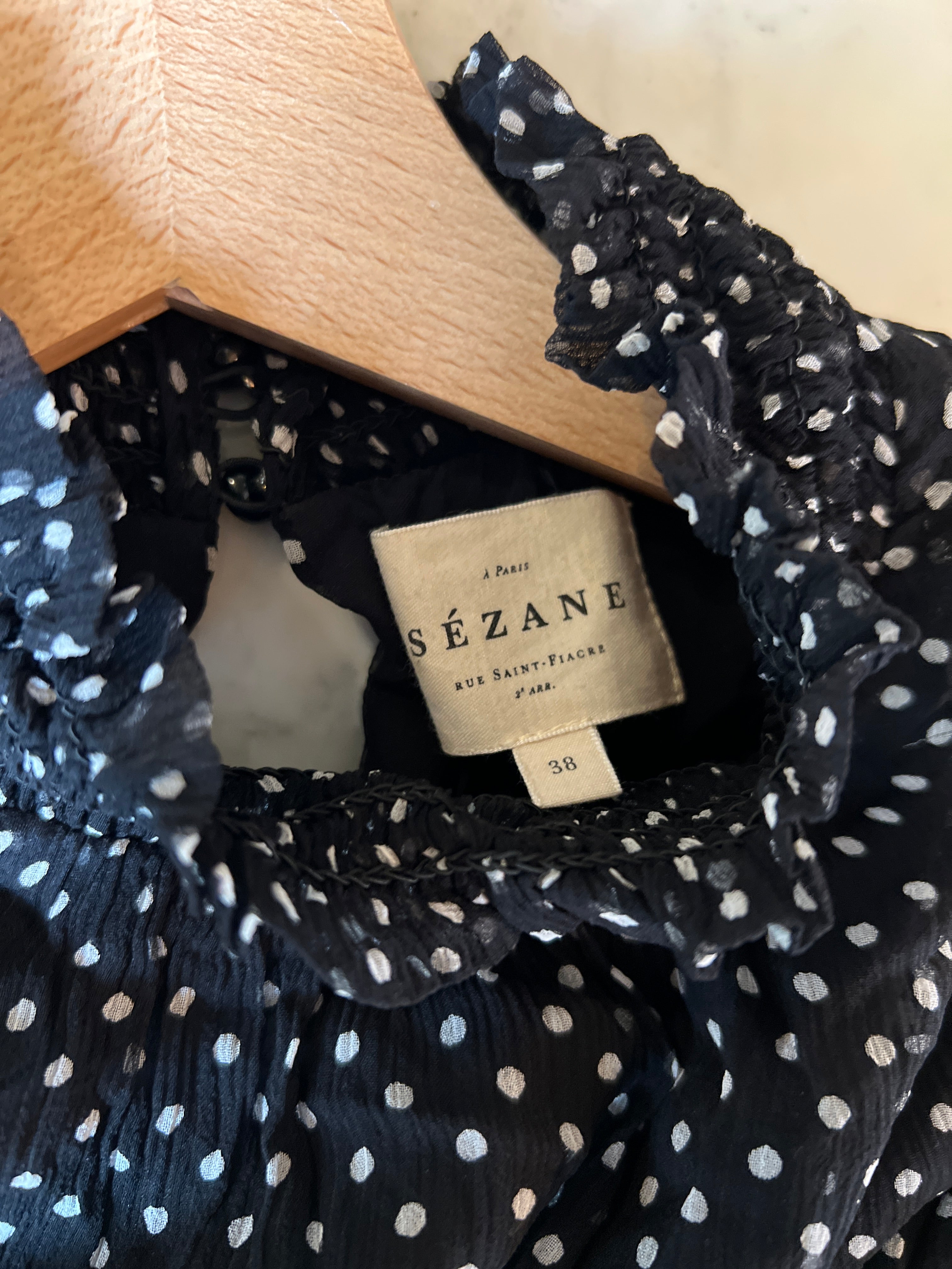 Robe Sezane en soie noire à pois