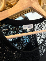 Charger l&#39;image dans la galerie, Top Claudie Pierlot en dentelle noire
