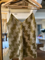 Charger l'image dans la galerie, Forte Forte - Débardeur vert irisé à bretelles fines
