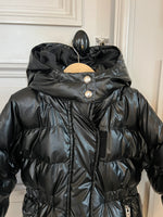 Charger l'image dans la galerie, Aurianne Sinacola - Doudoune Givenchy noire brillante T.6 ans
