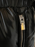 Charger l'image dans la galerie, Aurianne Sinacola - Doudoune Givenchy noire brillante T.6 ans
