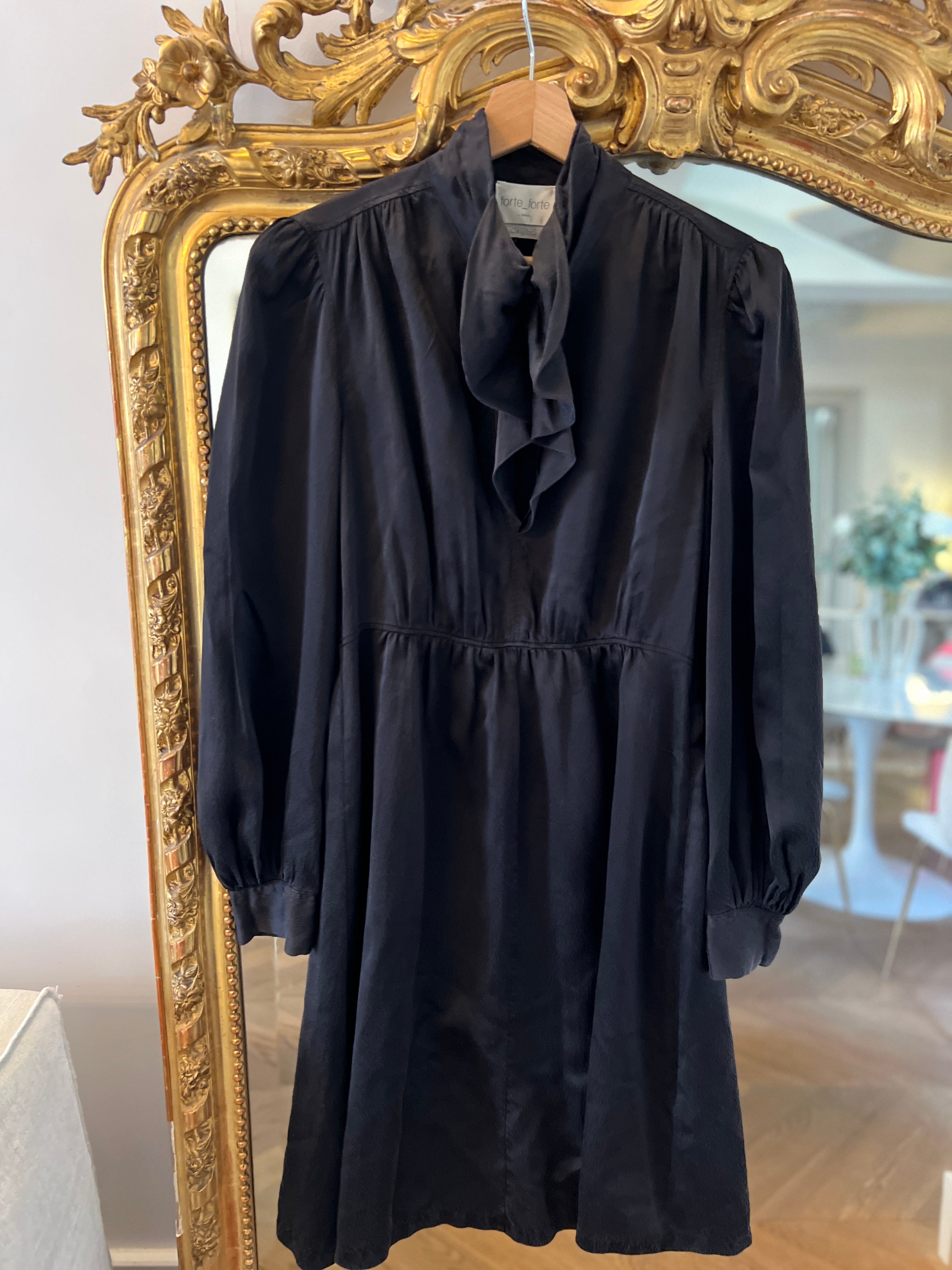 Forte Forte - Robe noire en soie satinée manches longues