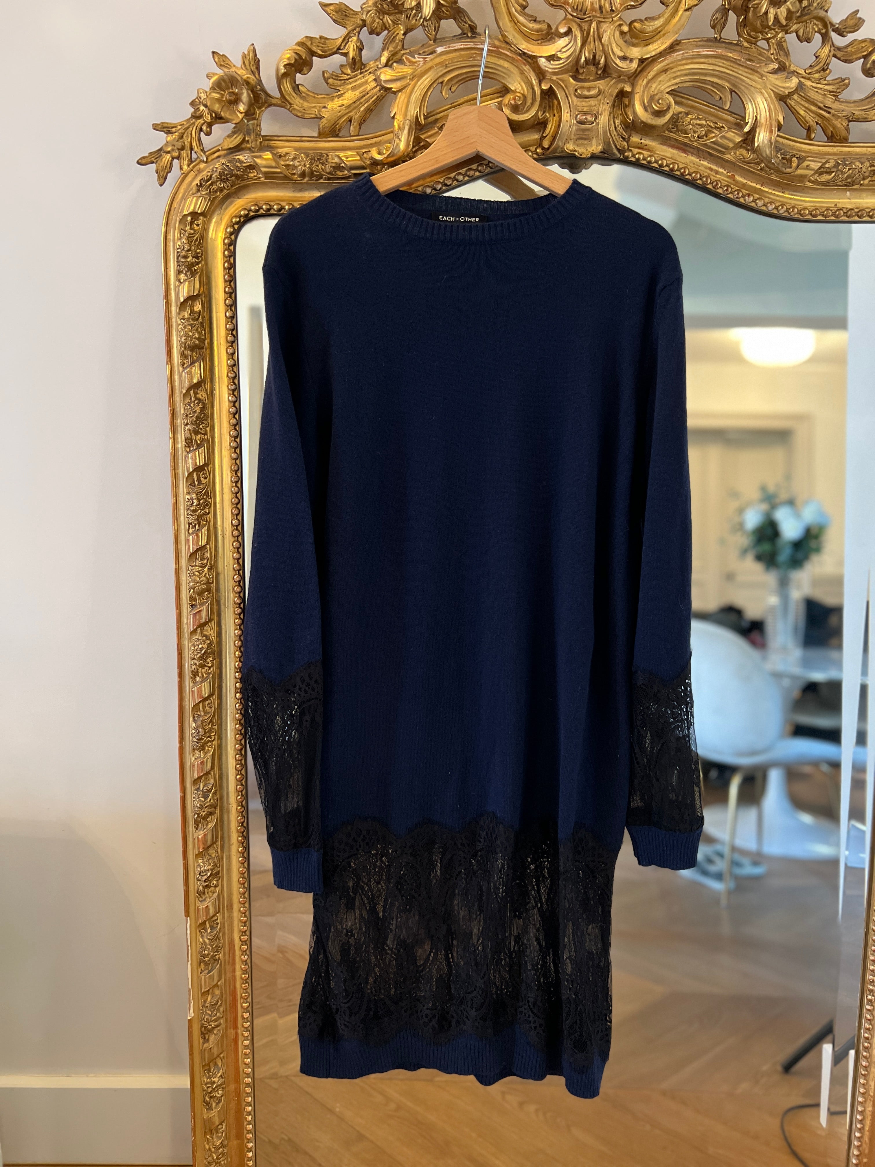 Noémie Lenoir Robe Each x Other bleu marine bas dentelle