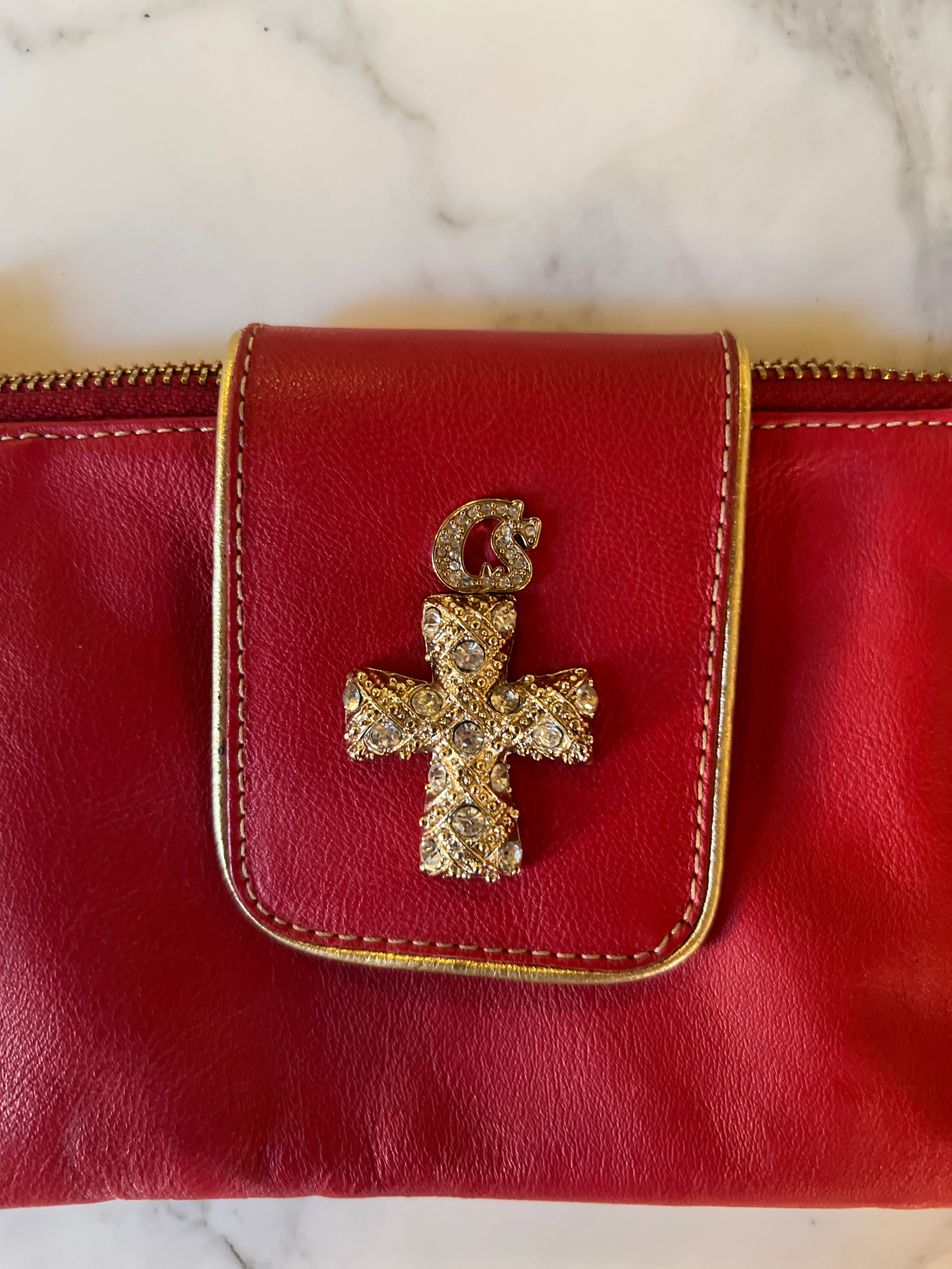 Noémie Lenoir Pochette Carmen Steffens rouge et dorée