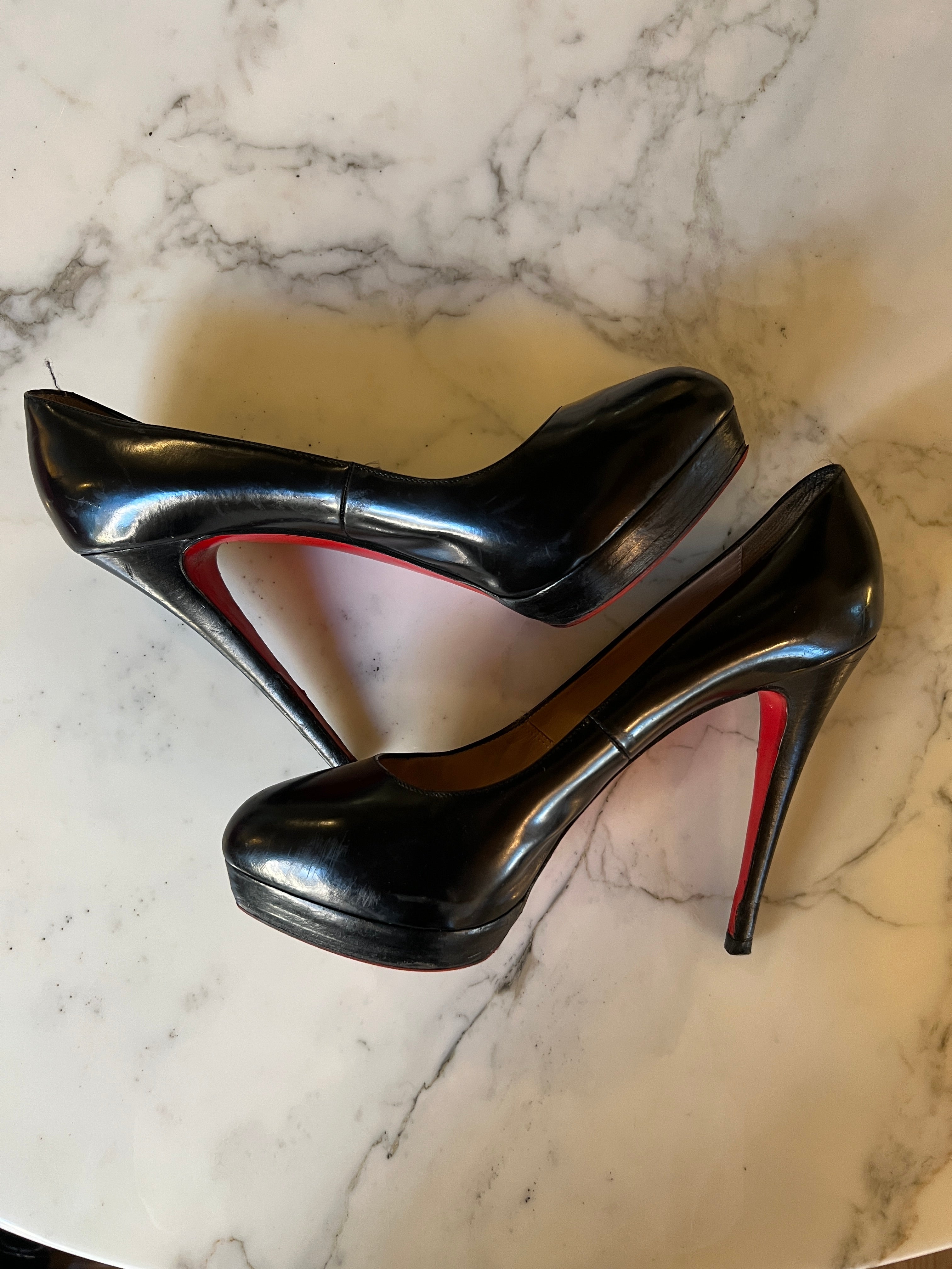 Noémie Lenoir Escarpins Louboutin en cuir noir