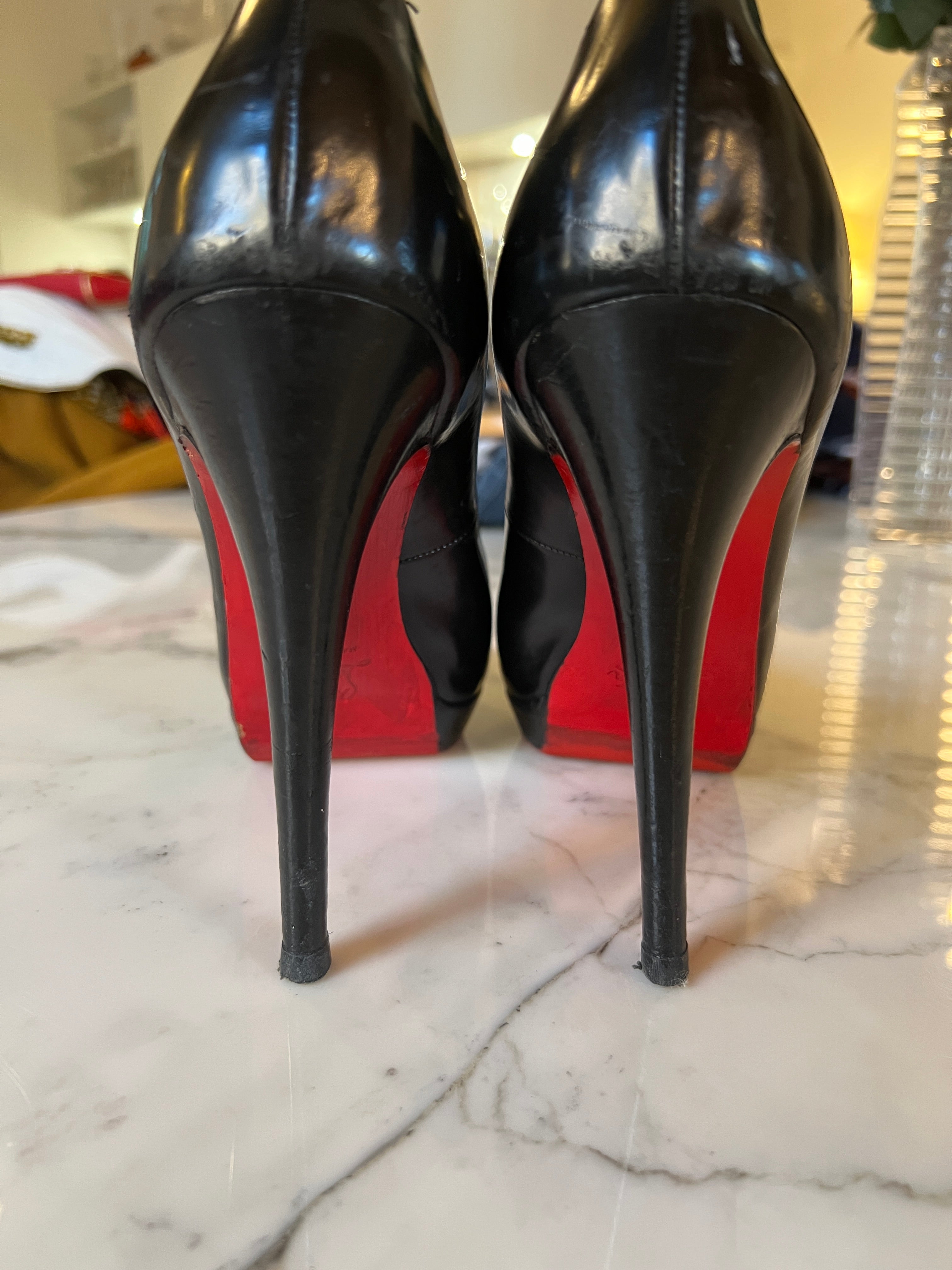 Noémie Lenoir Escarpins Louboutin en cuir noir