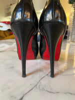 Charger l&#39;image dans la galerie, Noémie Lenoir Escarpins Louboutin en cuir noir
