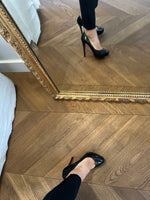 Charger l&#39;image dans la galerie, Noémie Lenoir Escarpins Louboutin en cuir noir
