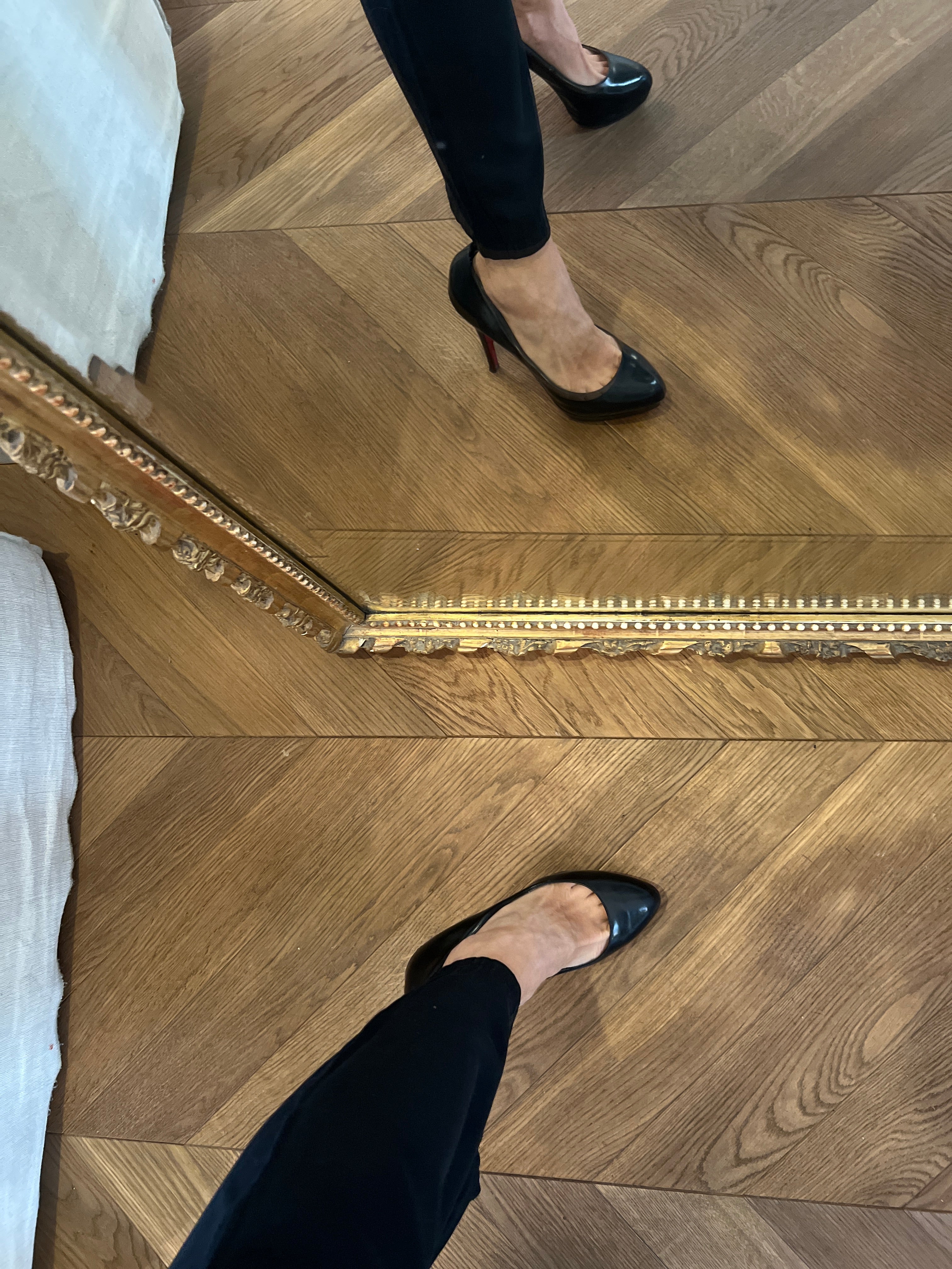 Noémie Lenoir Escarpins Louboutin en cuir noir