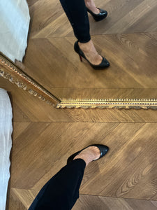 Noémie Lenoir Escarpins Louboutin en cuir noir