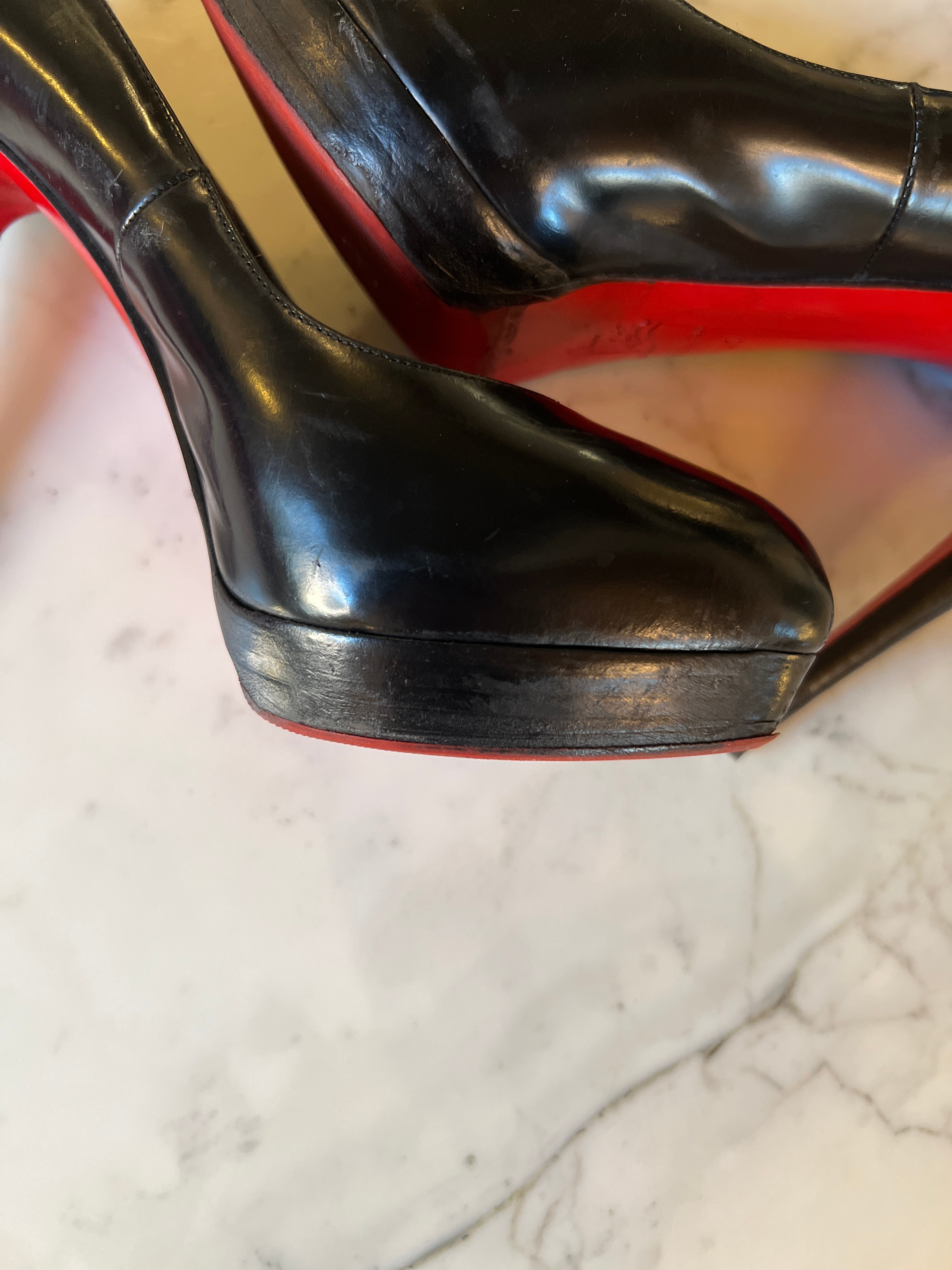 Noémie Lenoir Escarpins Louboutin en cuir noir