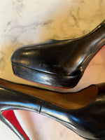 Charger l&#39;image dans la galerie, Noémie Lenoir Escarpins Louboutin en cuir noir
