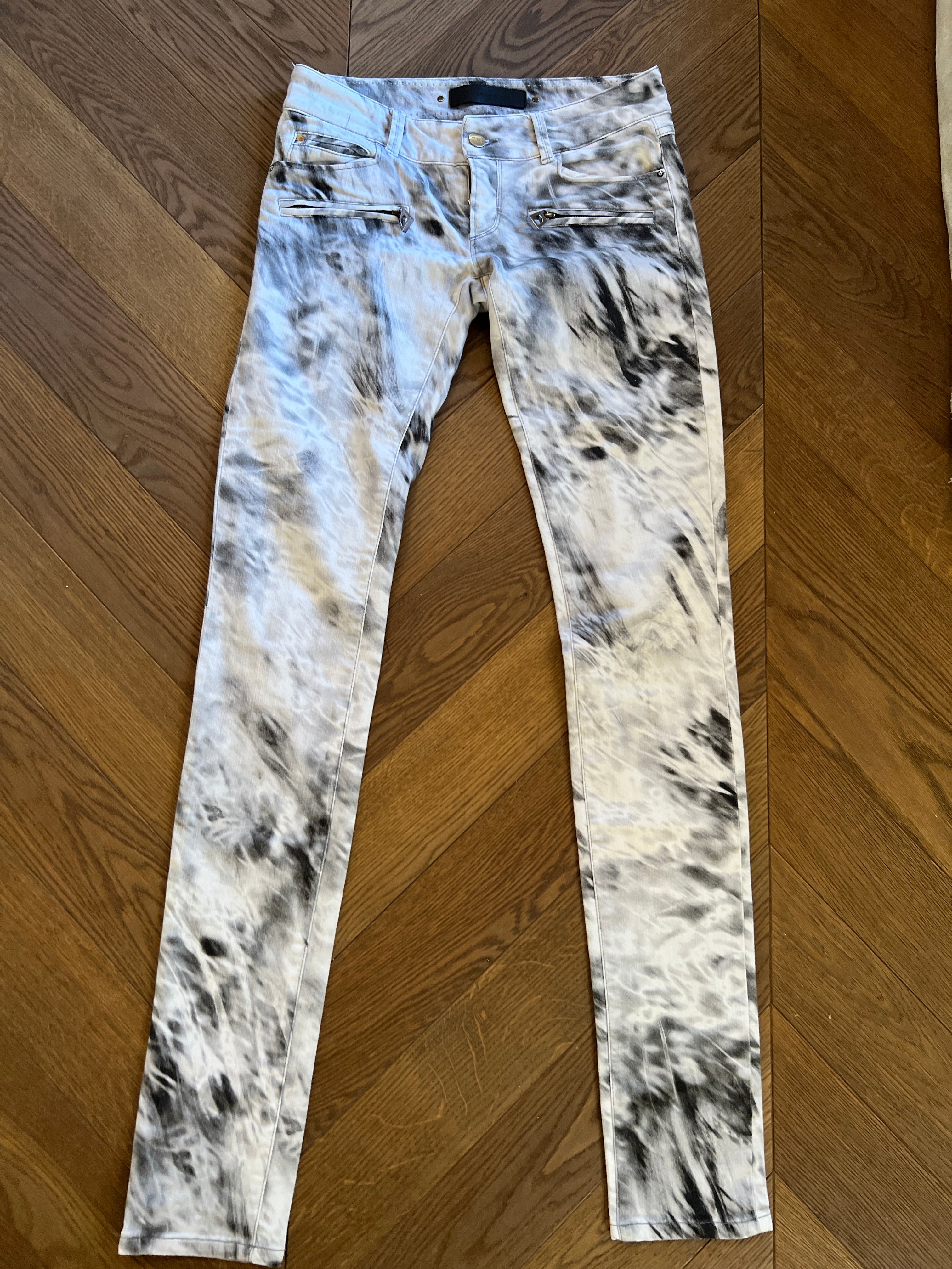 Noémie Lenoir Pantalon Barbara Bui Tie and dye blanc et gris