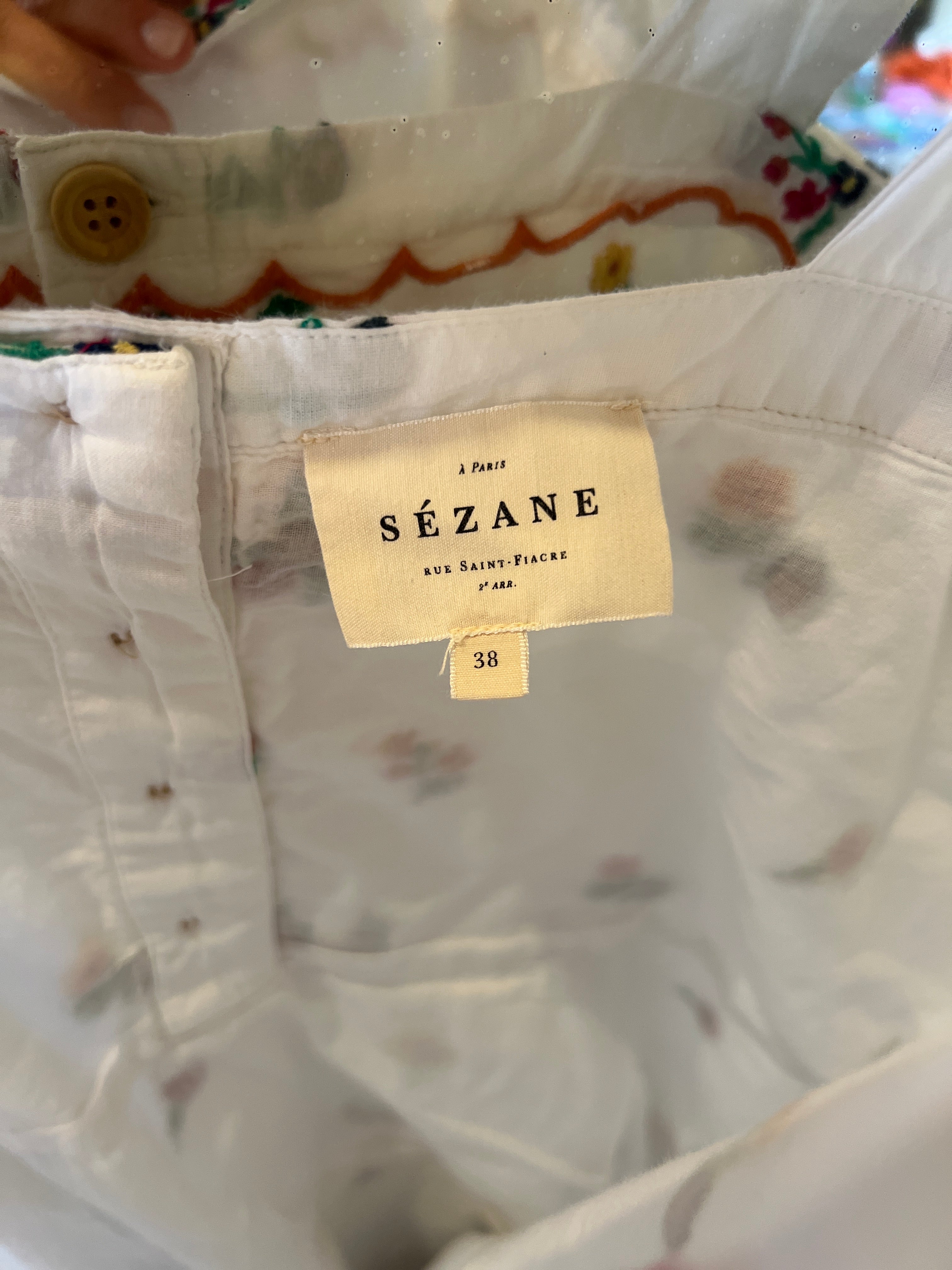 Robe Sézane brodée avec des fleurs