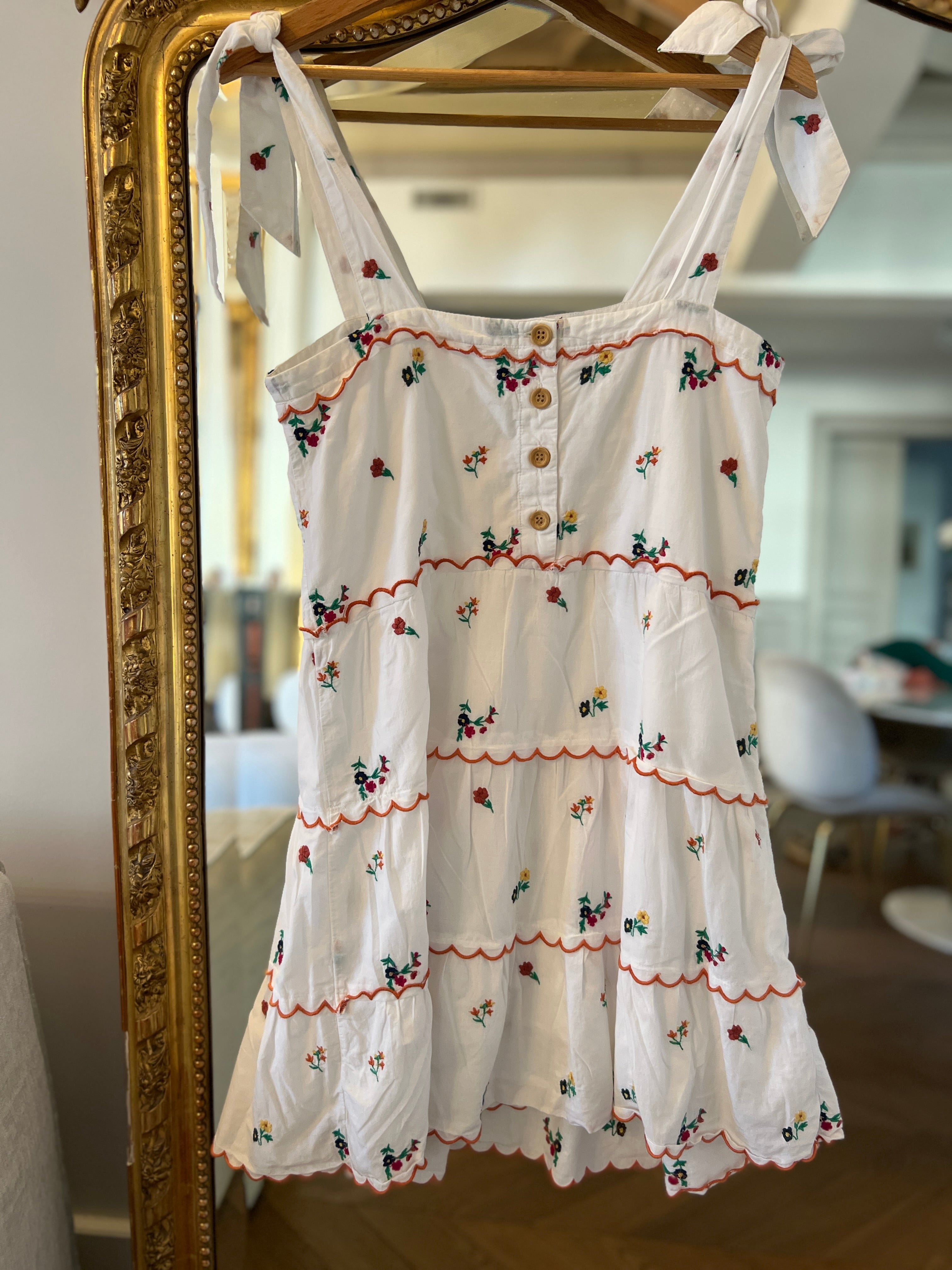 Robe Sézane brodée avec des fleurs