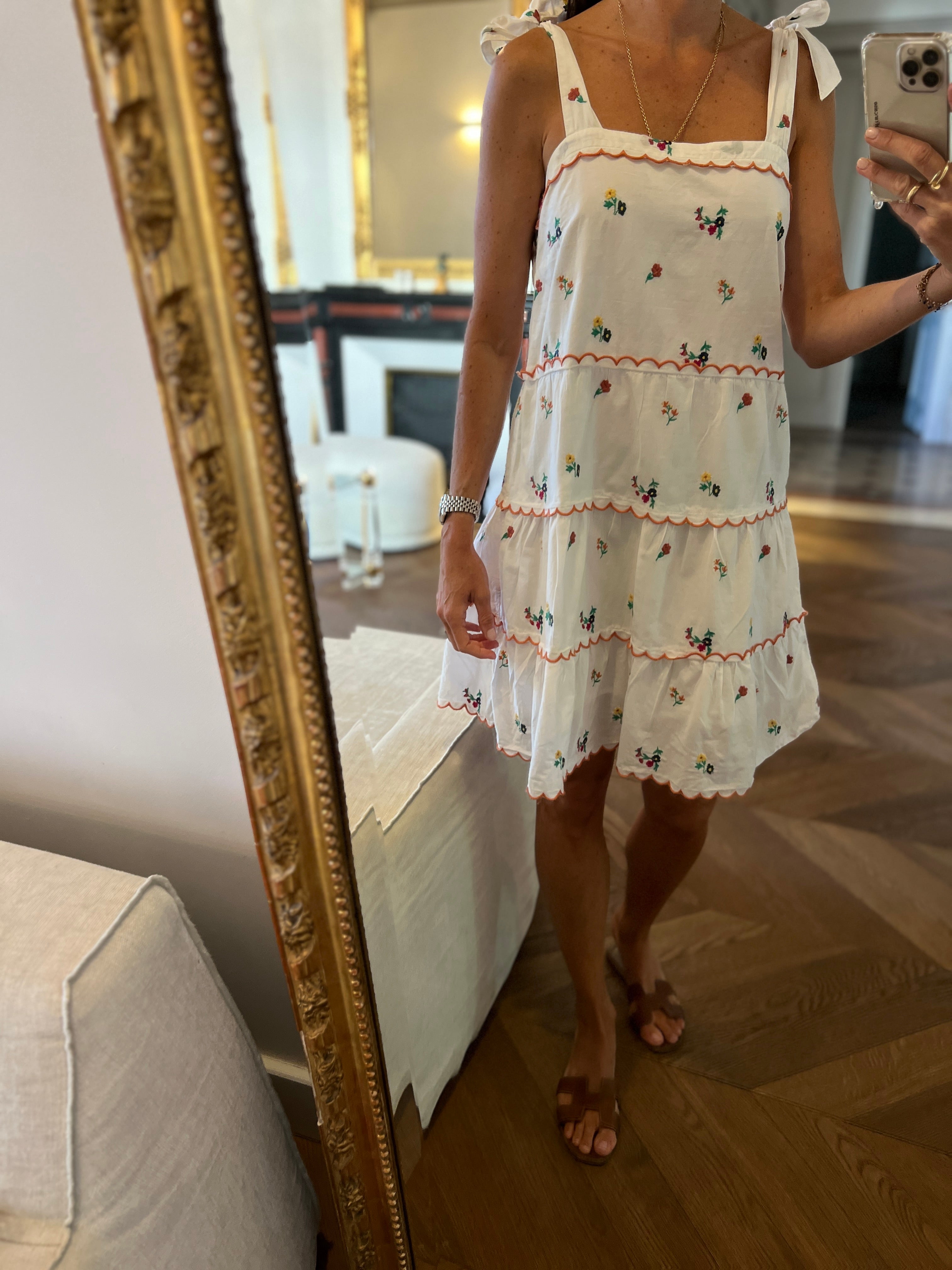 Robe Sézane brodée avec des fleurs