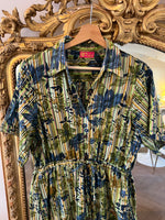 Charger l'image dans la galerie, By Suria - Robe longue verte à rayures et motifs
