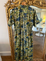 Charger l'image dans la galerie, By Suria - Robe longue verte à rayures et motifs
