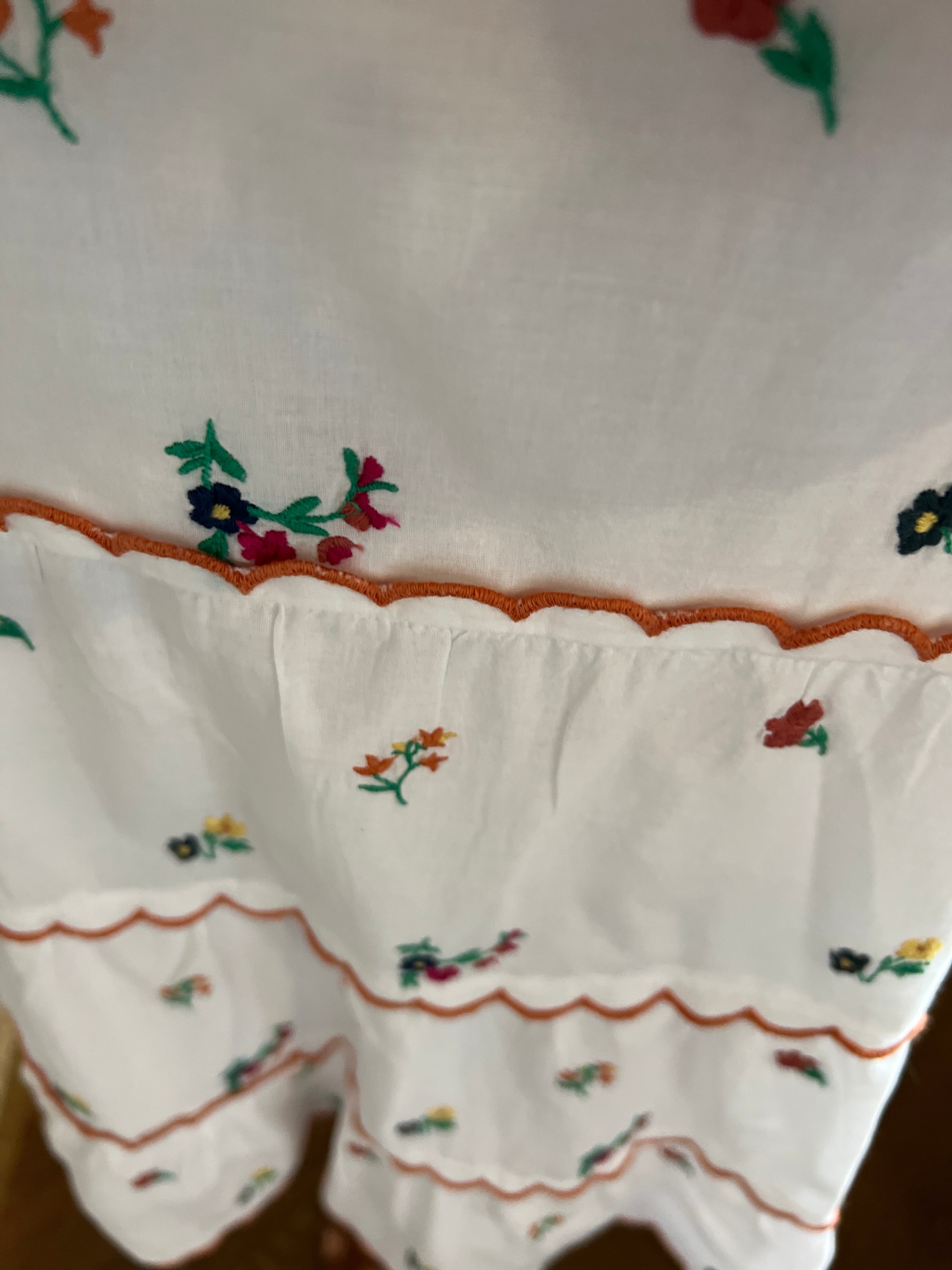 Robe Sézane brodée avec des fleurs