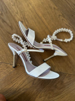 Charger l'image dans la galerie, Sandales à talons Norma J. Baker blanches
