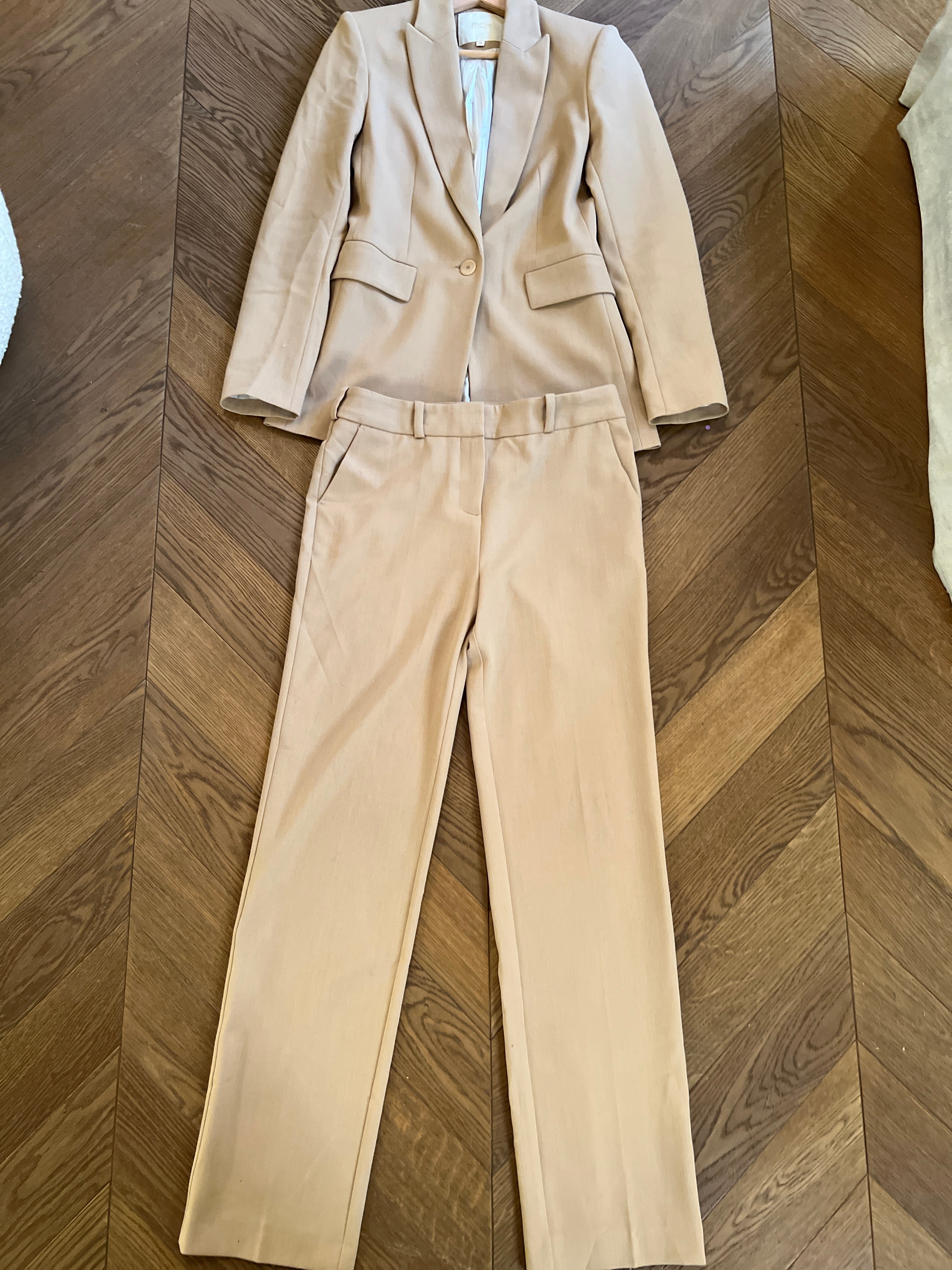 Noémie Lenoir Tailleur pantalon beige Maje