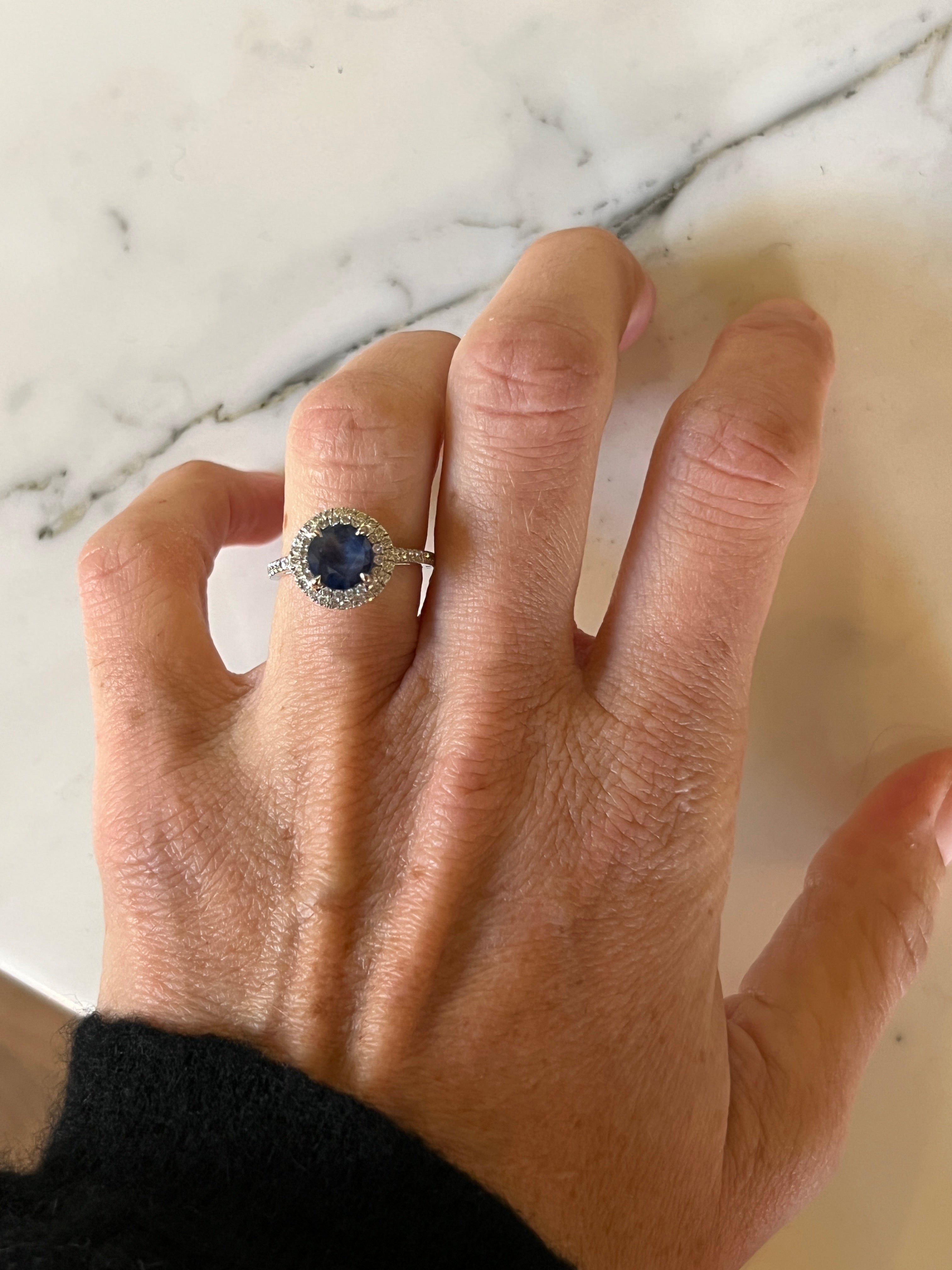 Noémie Lenoir Bague de fiançaille en or gris saphir rond