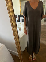 Charger l'image dans la galerie, Sluiz Ibiza - Robe longue grise col V
