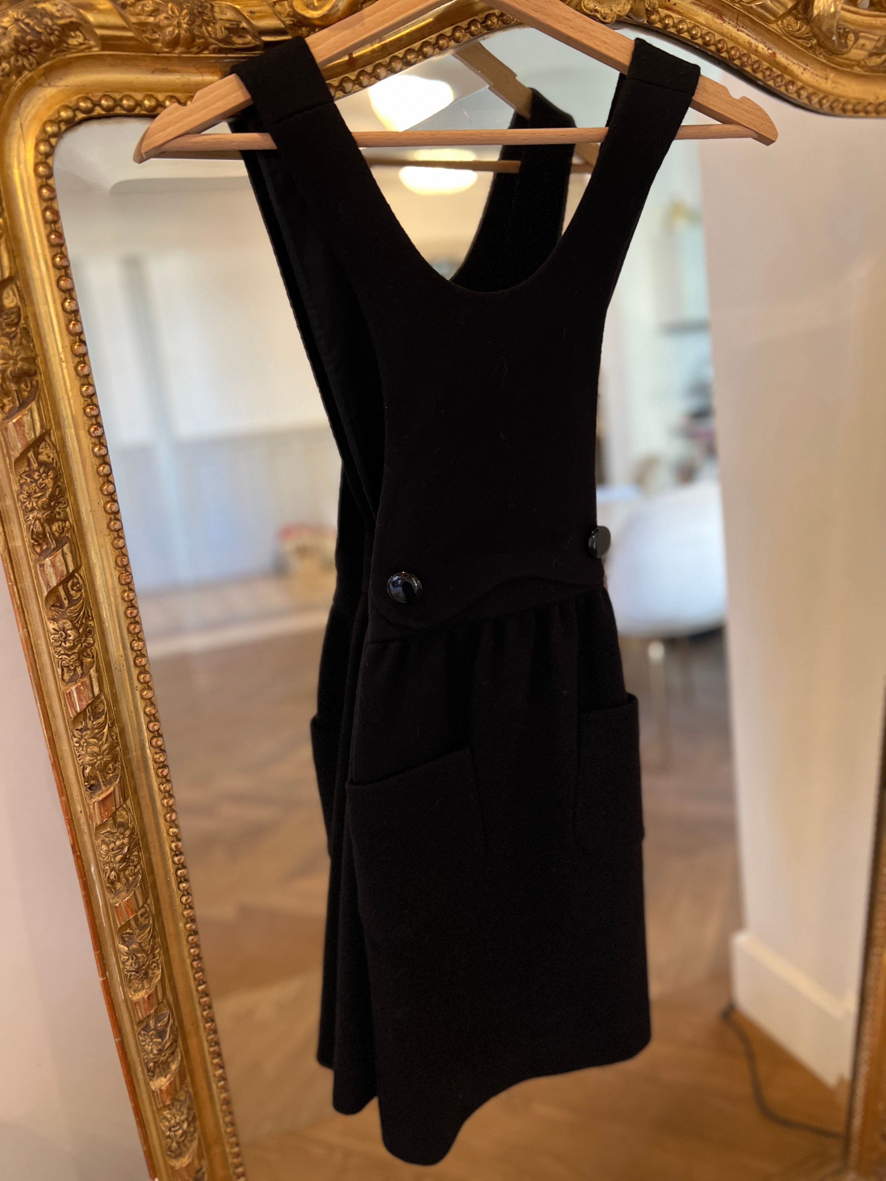 Noémie Lenoir Robe Jills Stuart en laine noire