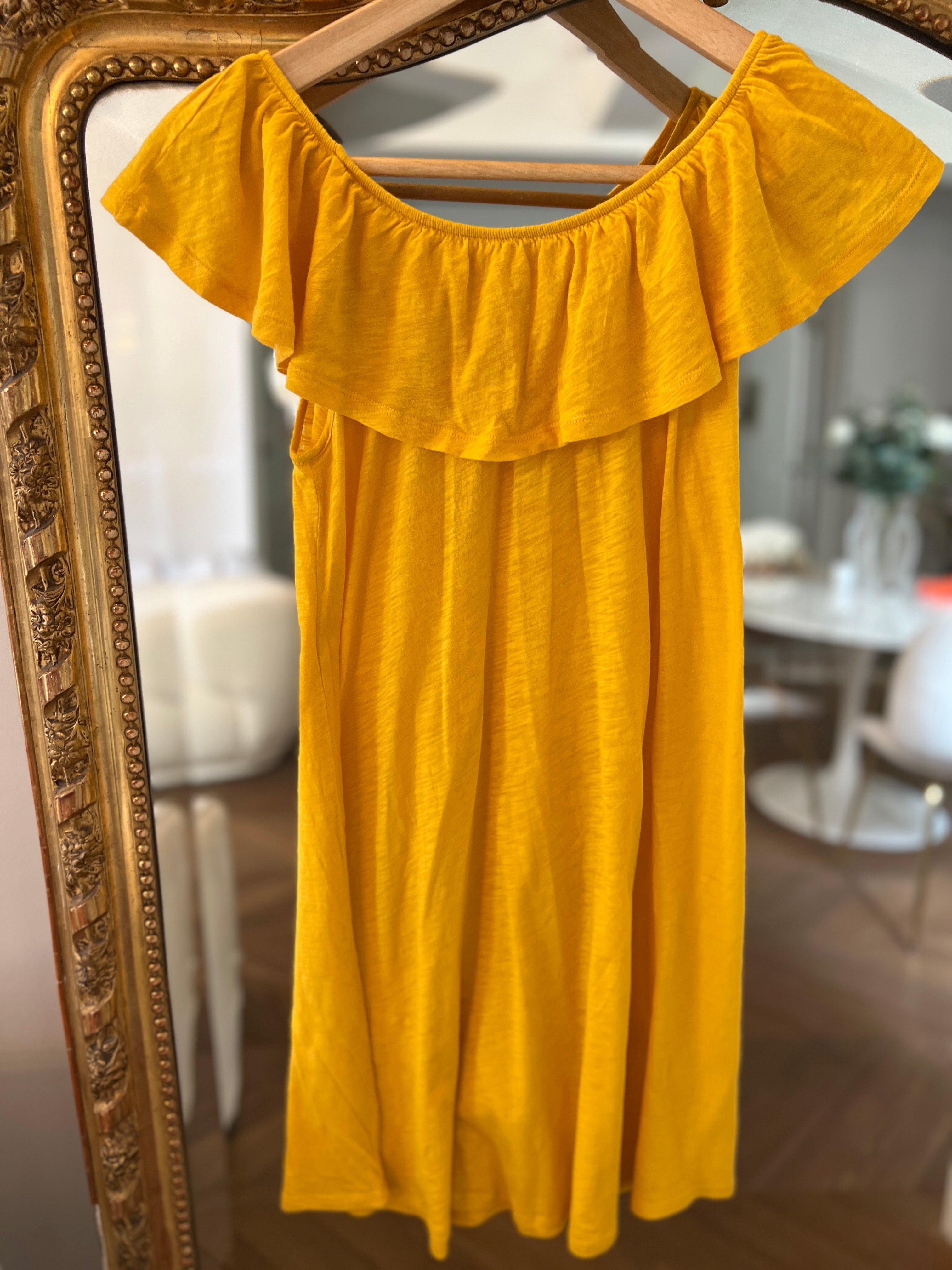 Robe Ba&sh jaune portée épaules