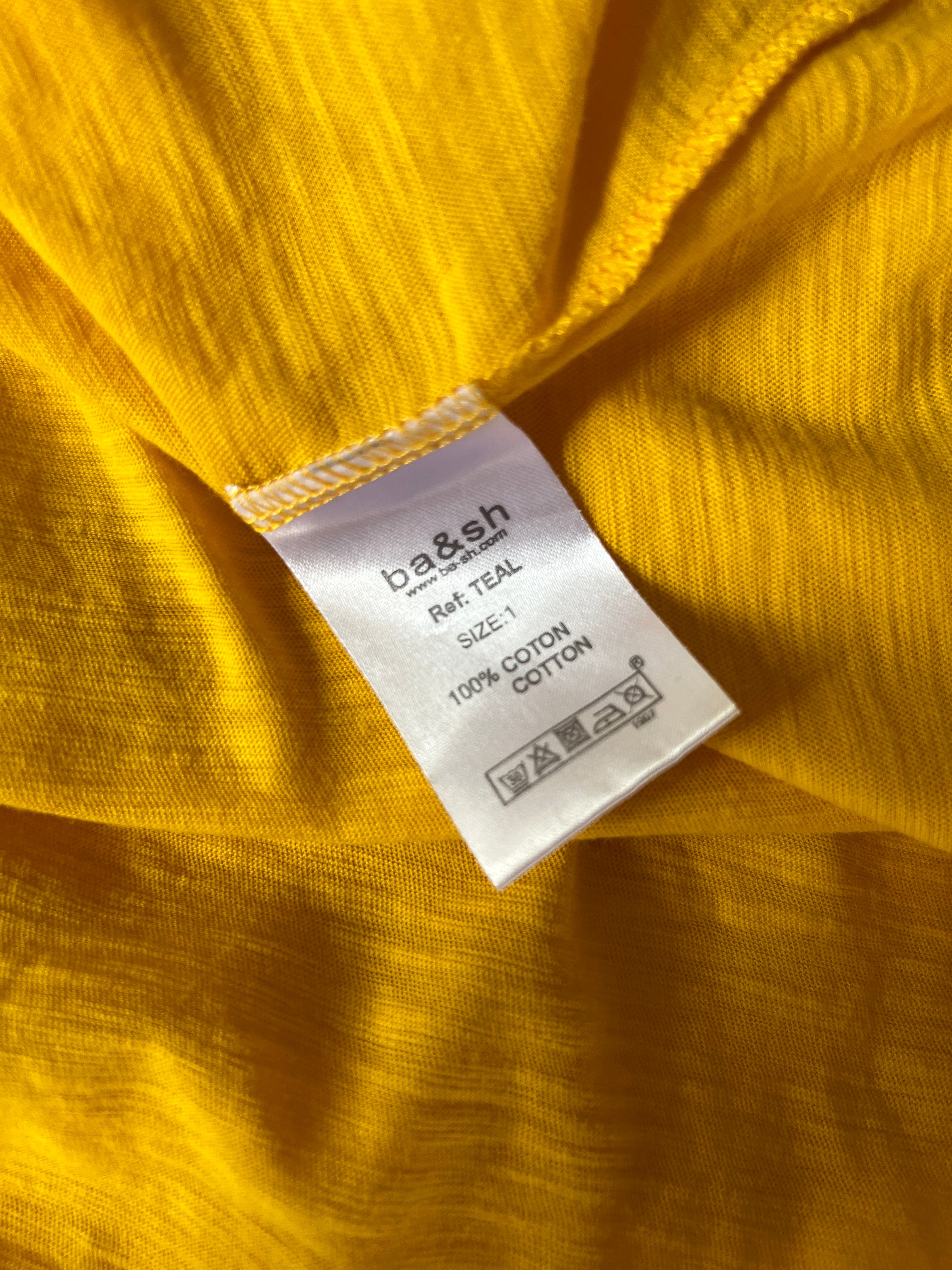 Robe Ba&sh jaune portée épaules