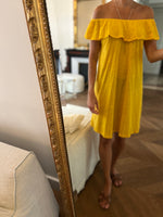 Charger l&#39;image dans la galerie, Robe Ba&amp;sh jaune portée épaules
