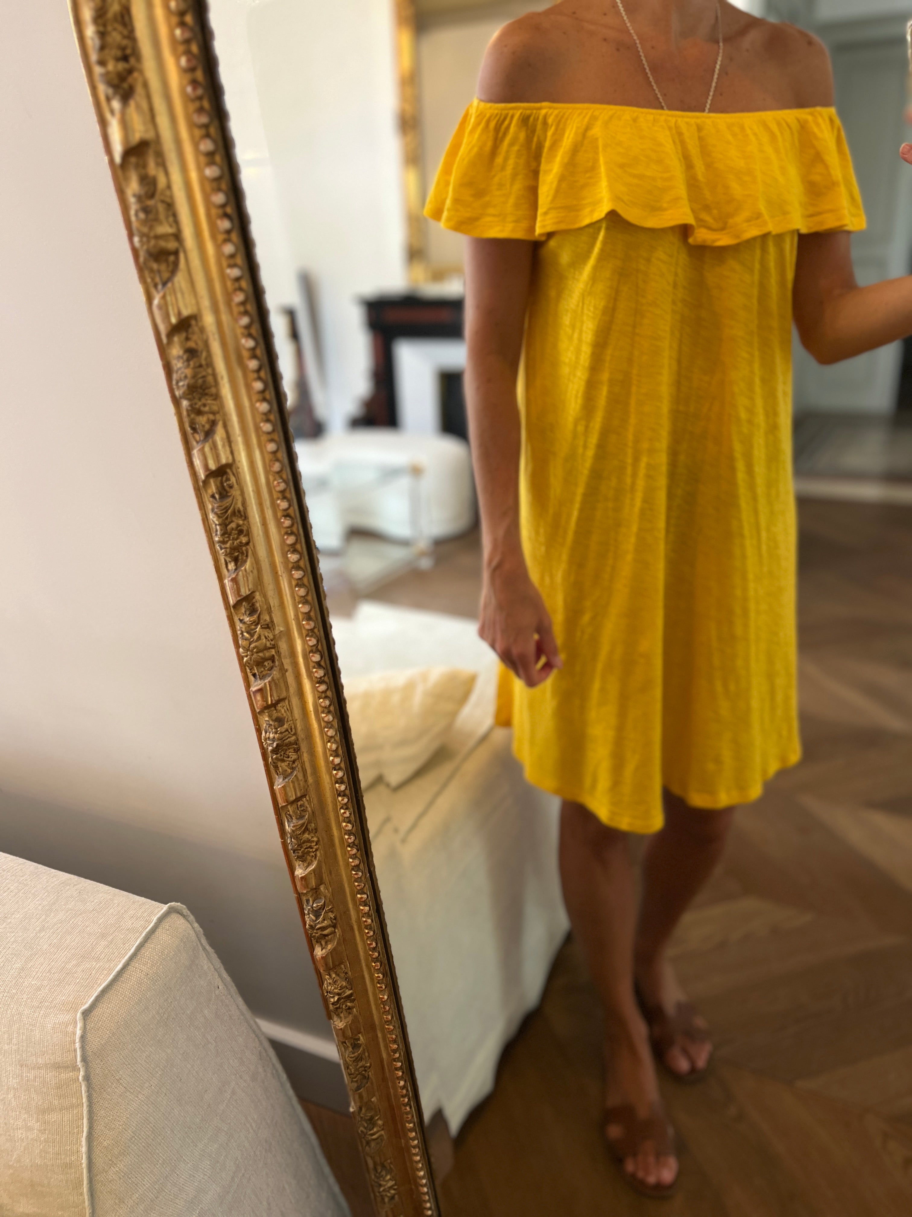 Robe Ba&sh jaune portée épaules