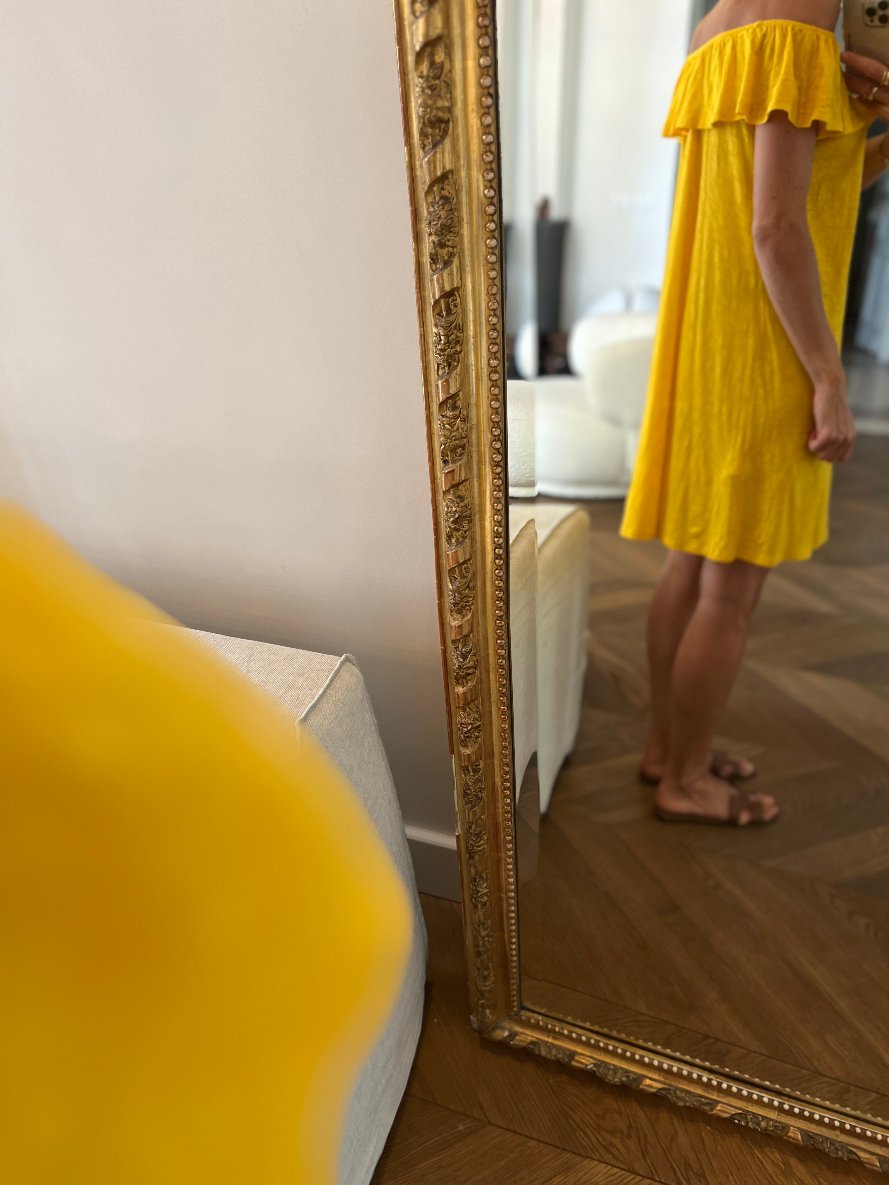 Robe Ba&sh jaune portée épaules