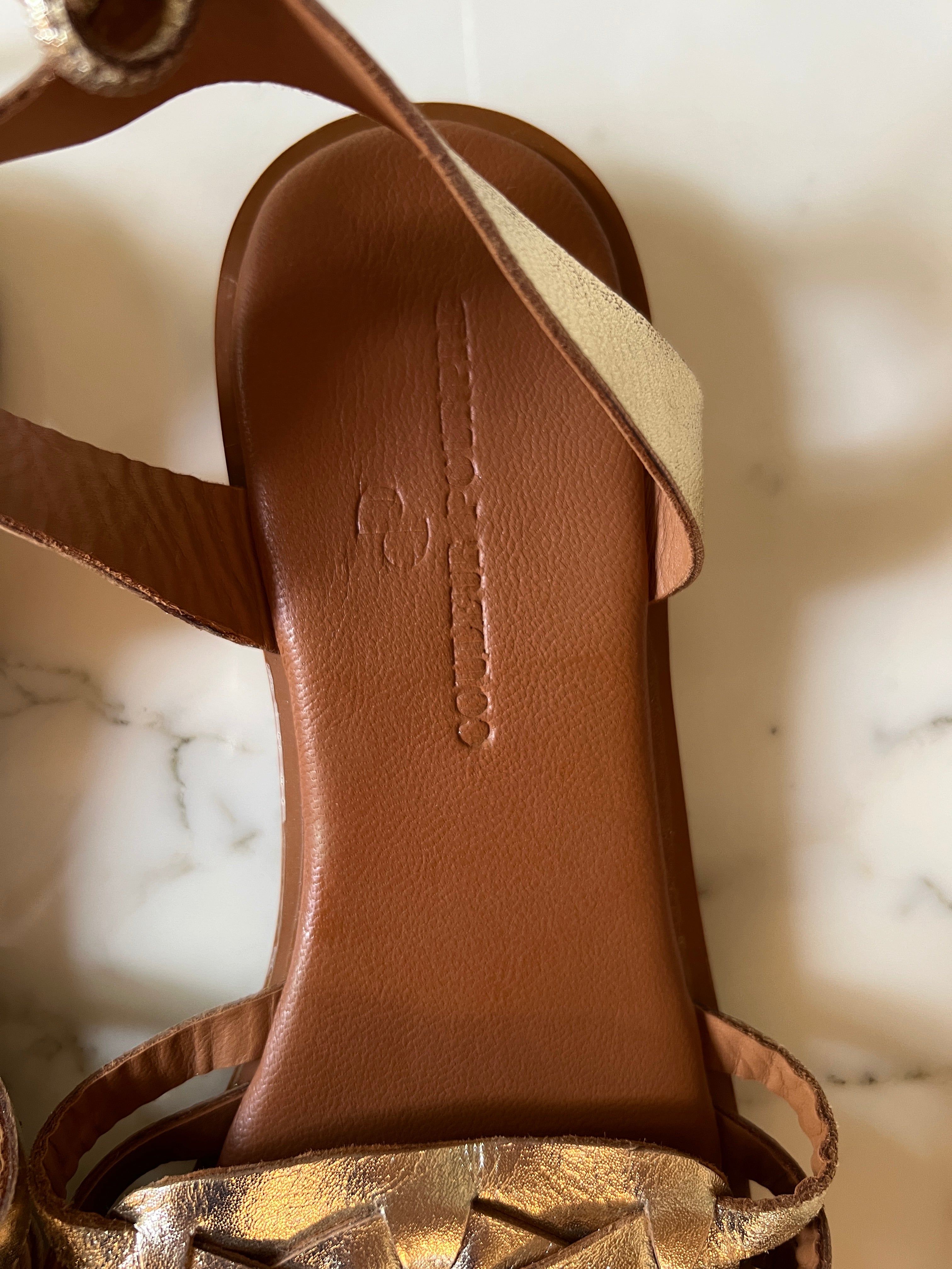 Sandales dorées Couleur Poupre