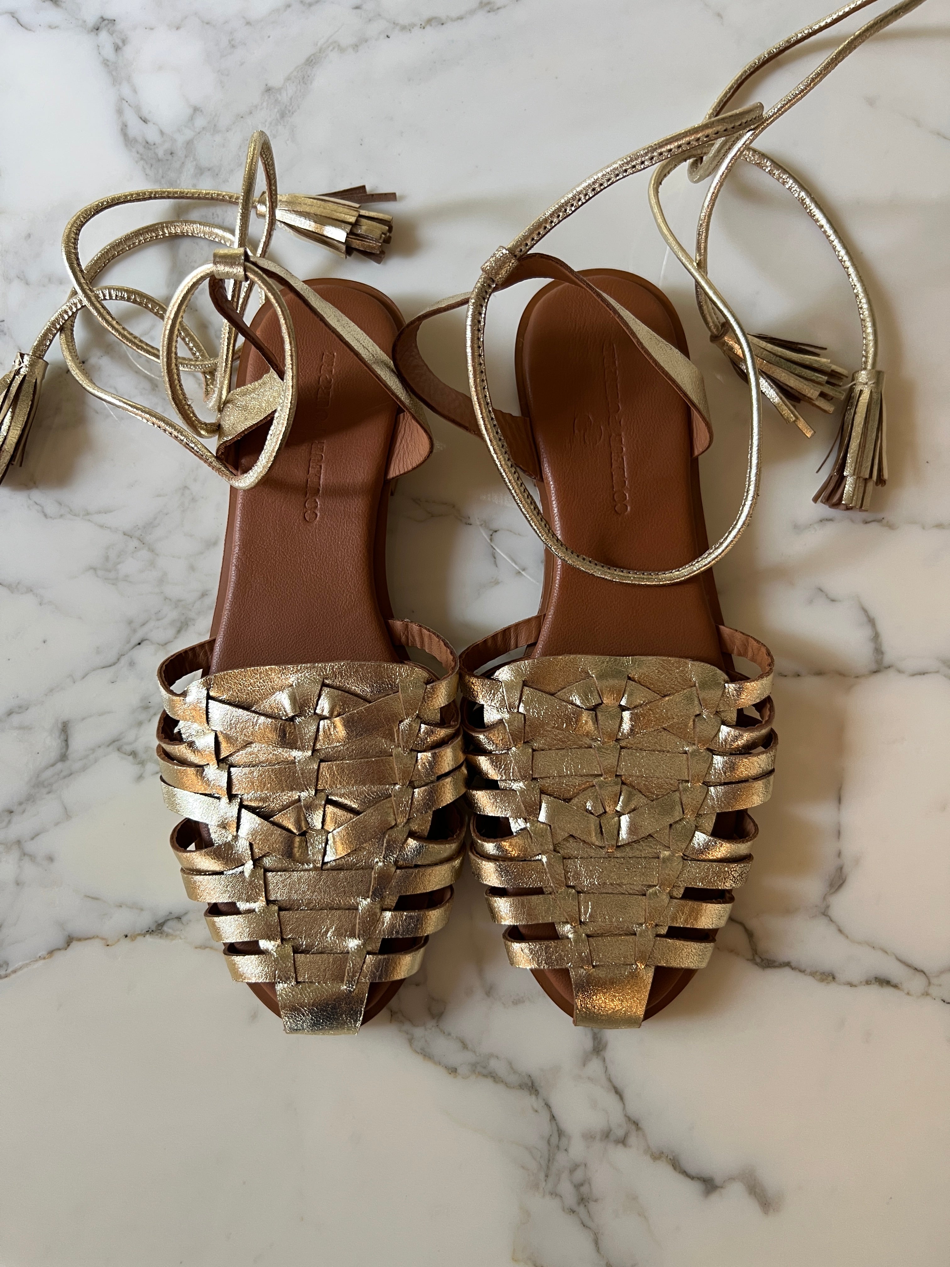 Sandales dorées Couleur Poupre