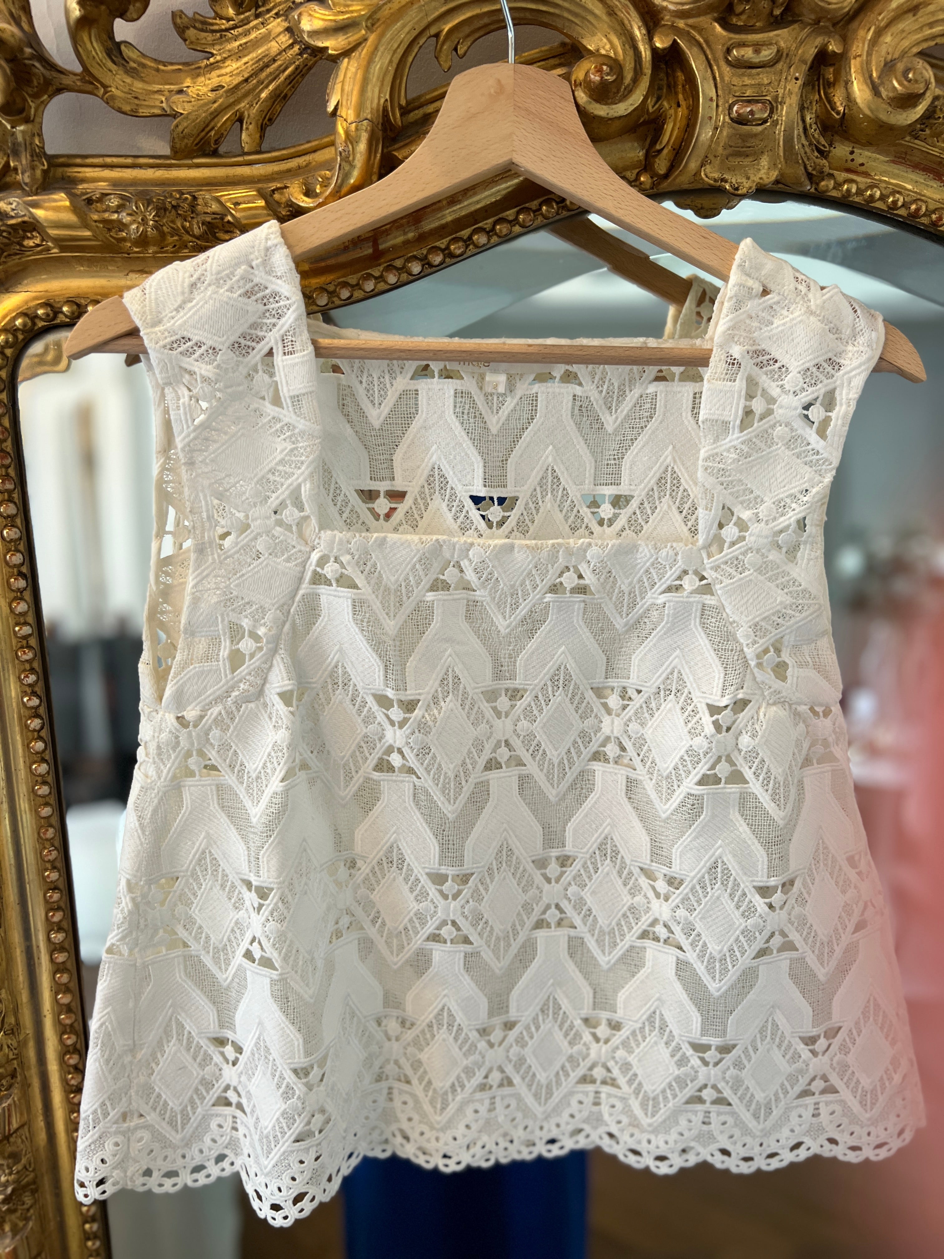 Top Maje brodé décolleté carré