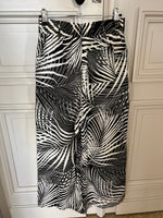 Charger l'image dans la galerie, Mango  - Pantalon noir motifs feuilles
