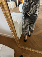 Charger l'image dans la galerie, Mango  - Pantalon noir motifs feuilles
