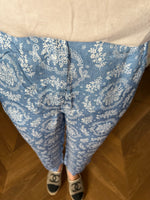 Charger l&#39;image dans la galerie, Pantalon fluide American Vintage bleu à motifs blancs
