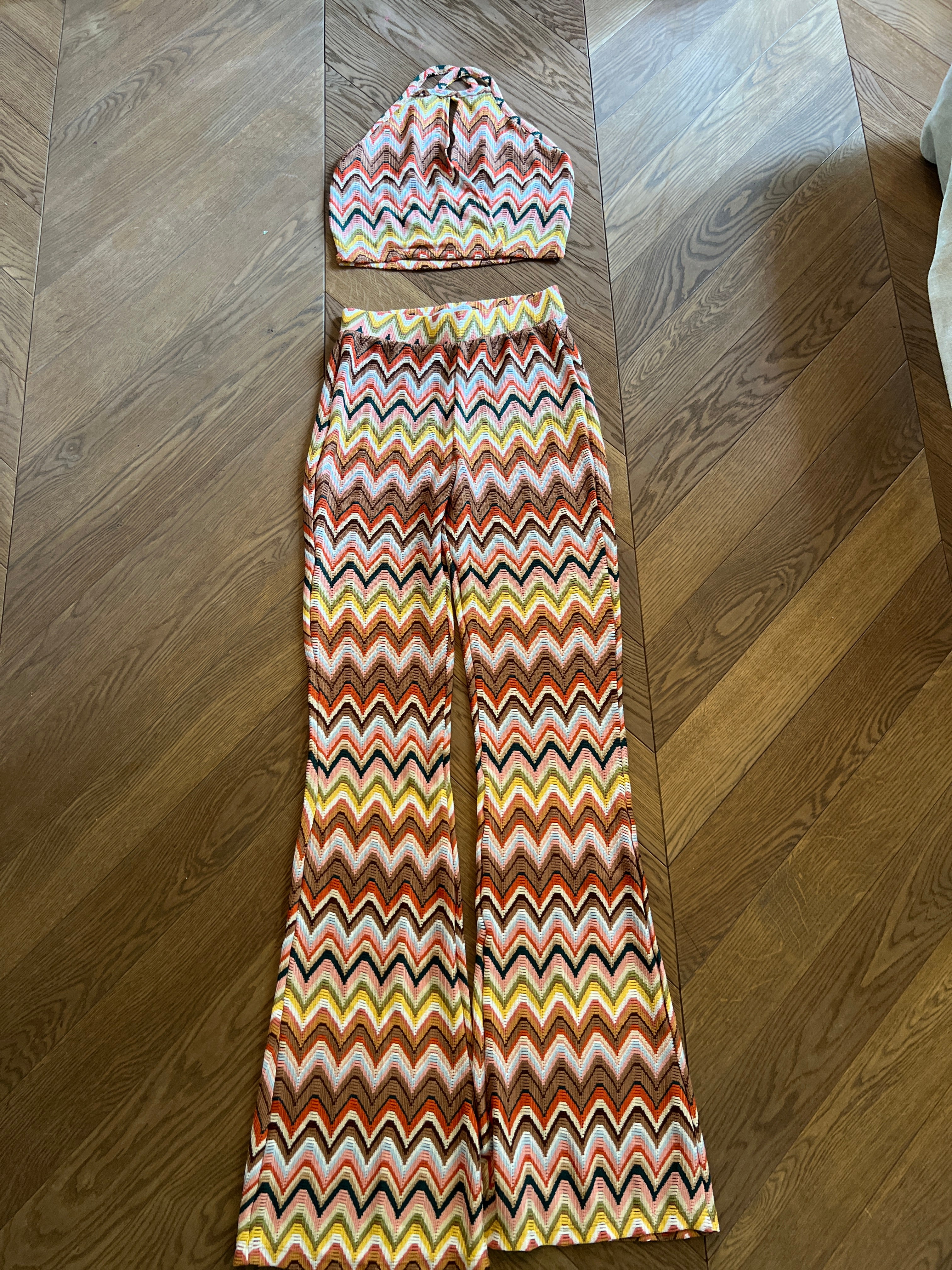 Ariane Brodier Ensemble Bershka coloré pantalon et haut