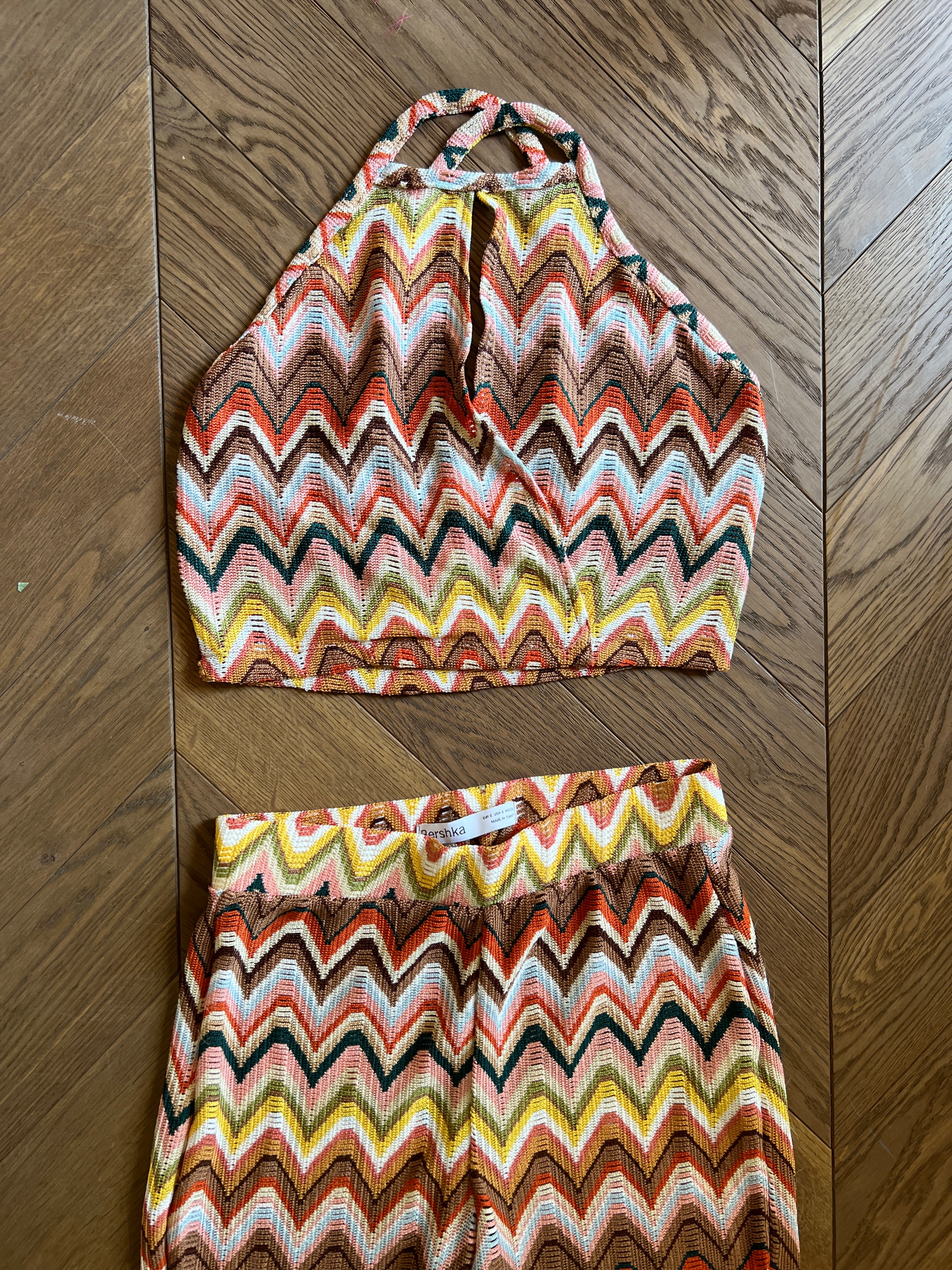 Ariane Brodier Ensemble Bershka coloré pantalon et haut