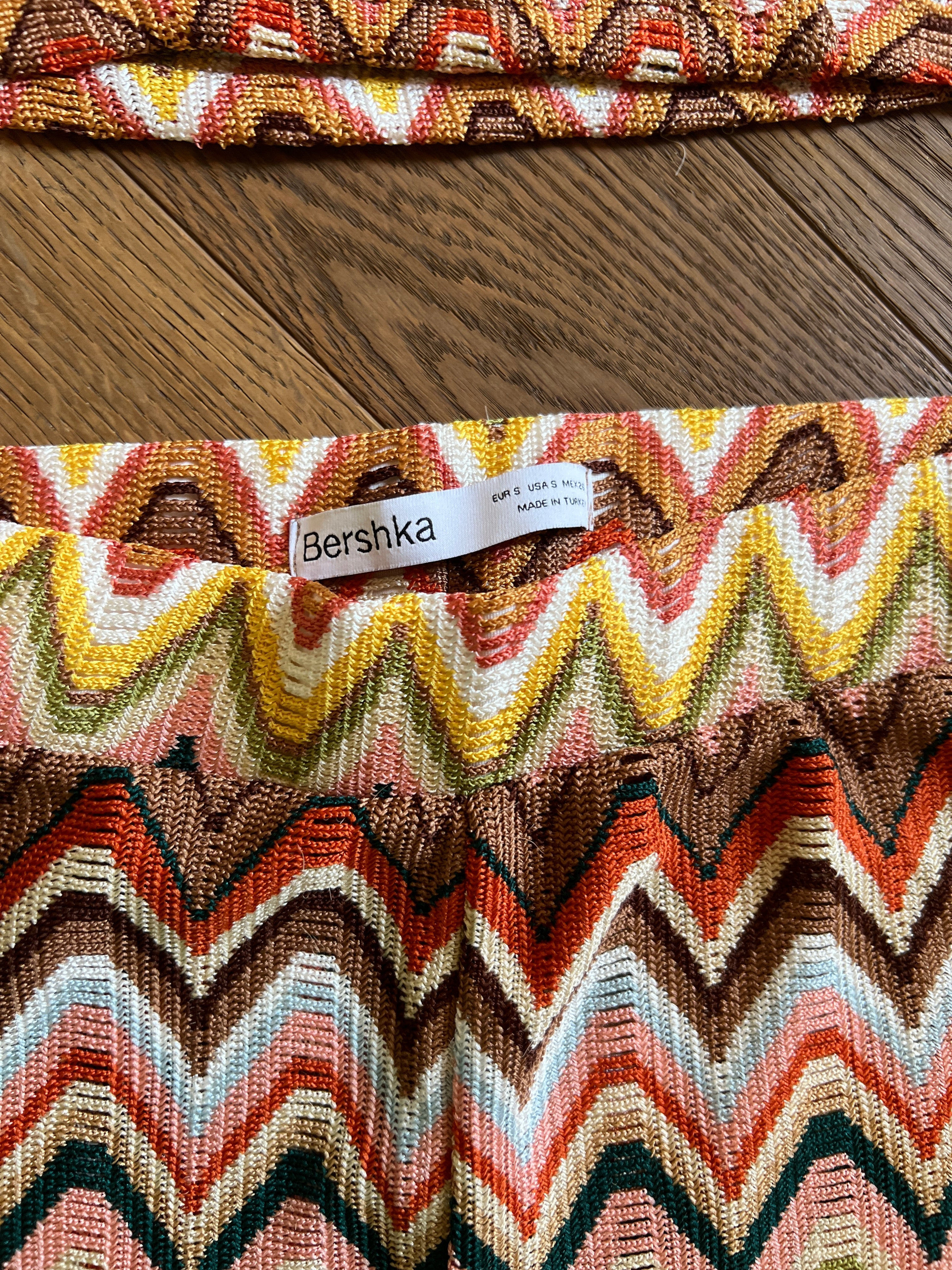 Ariane Brodier Ensemble Bershka coloré pantalon et haut