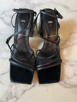 Charger l'image dans la galerie, Ariane Brodier Sandales Zara noires à talons
