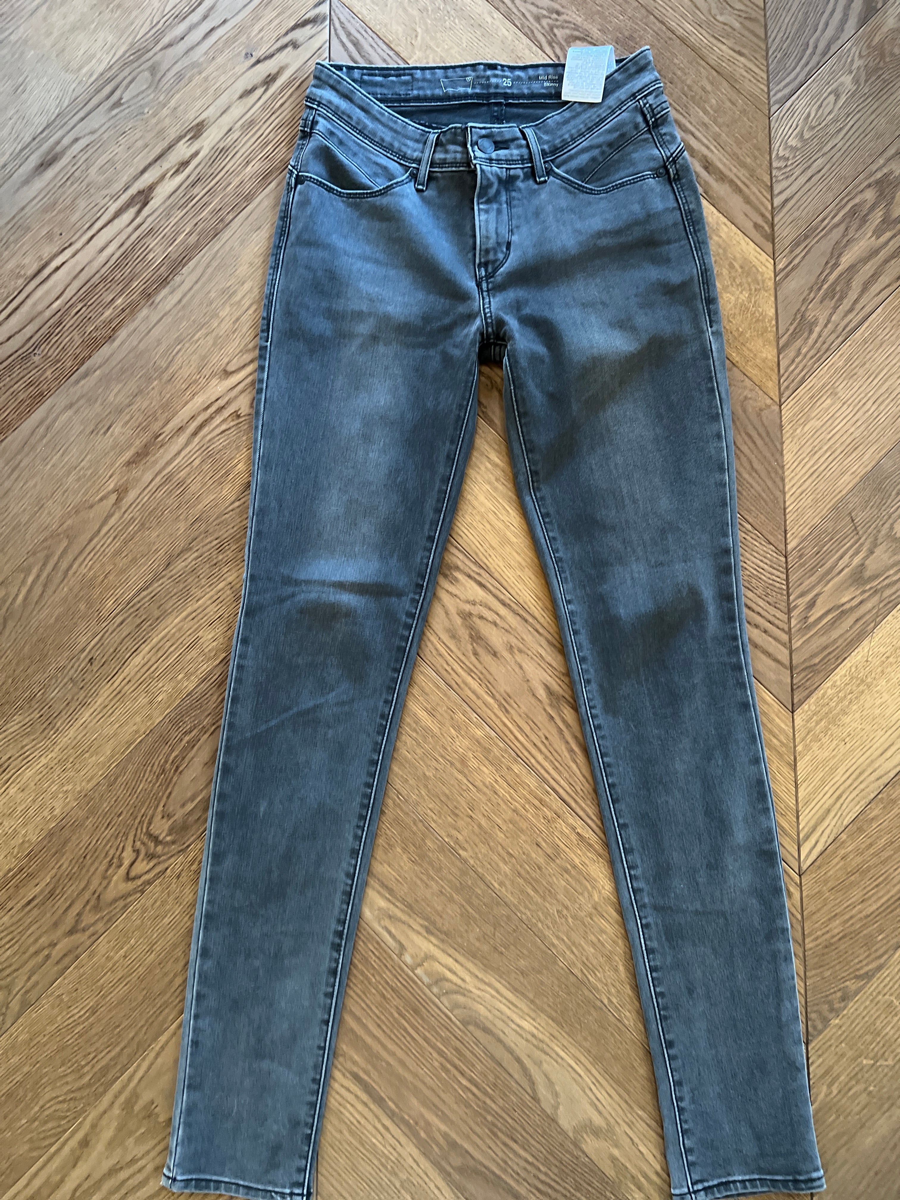 Jean Levis Mid Rise skinny gris