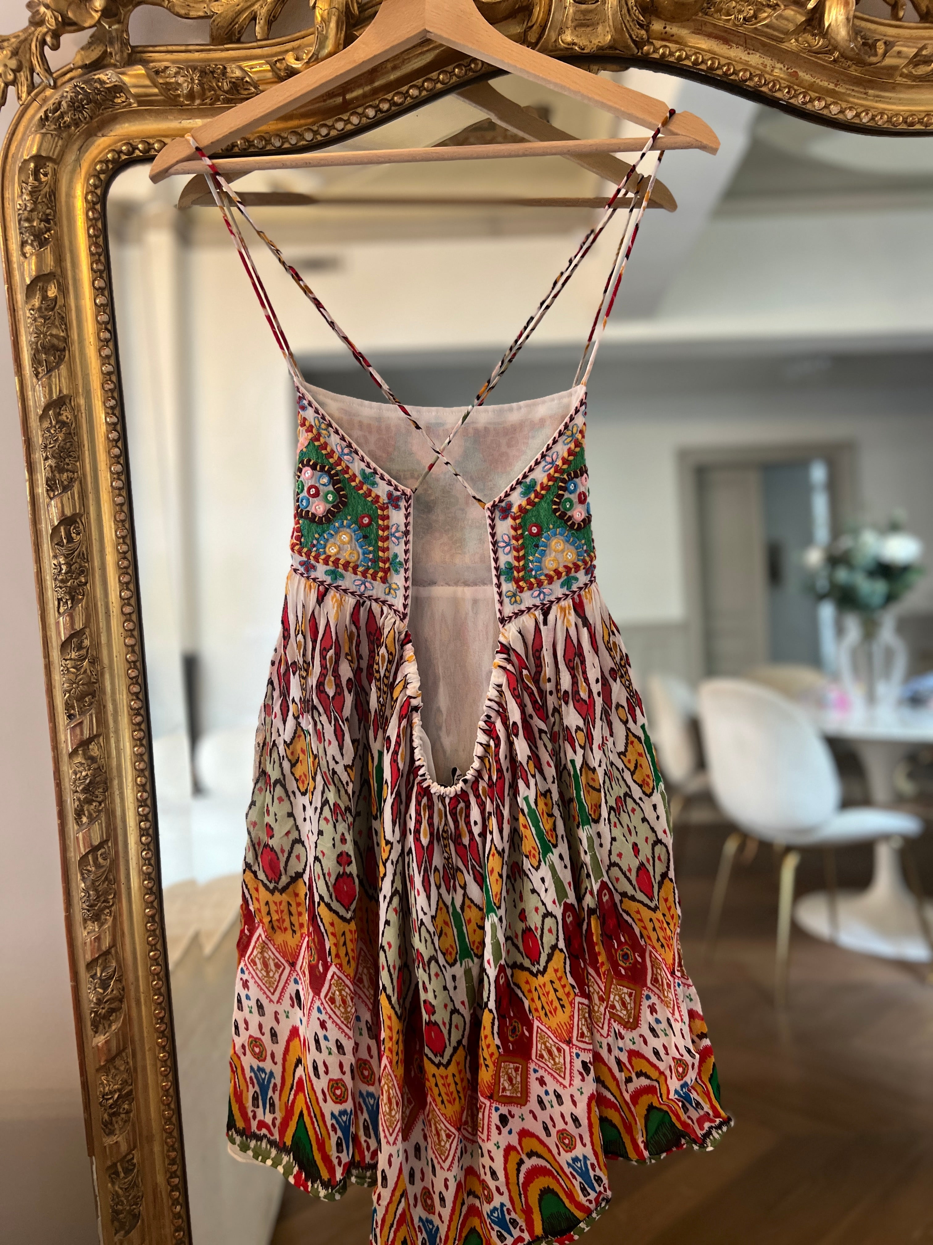 Ariane Brodier Robe à bretelles dos croisé Zara colorée