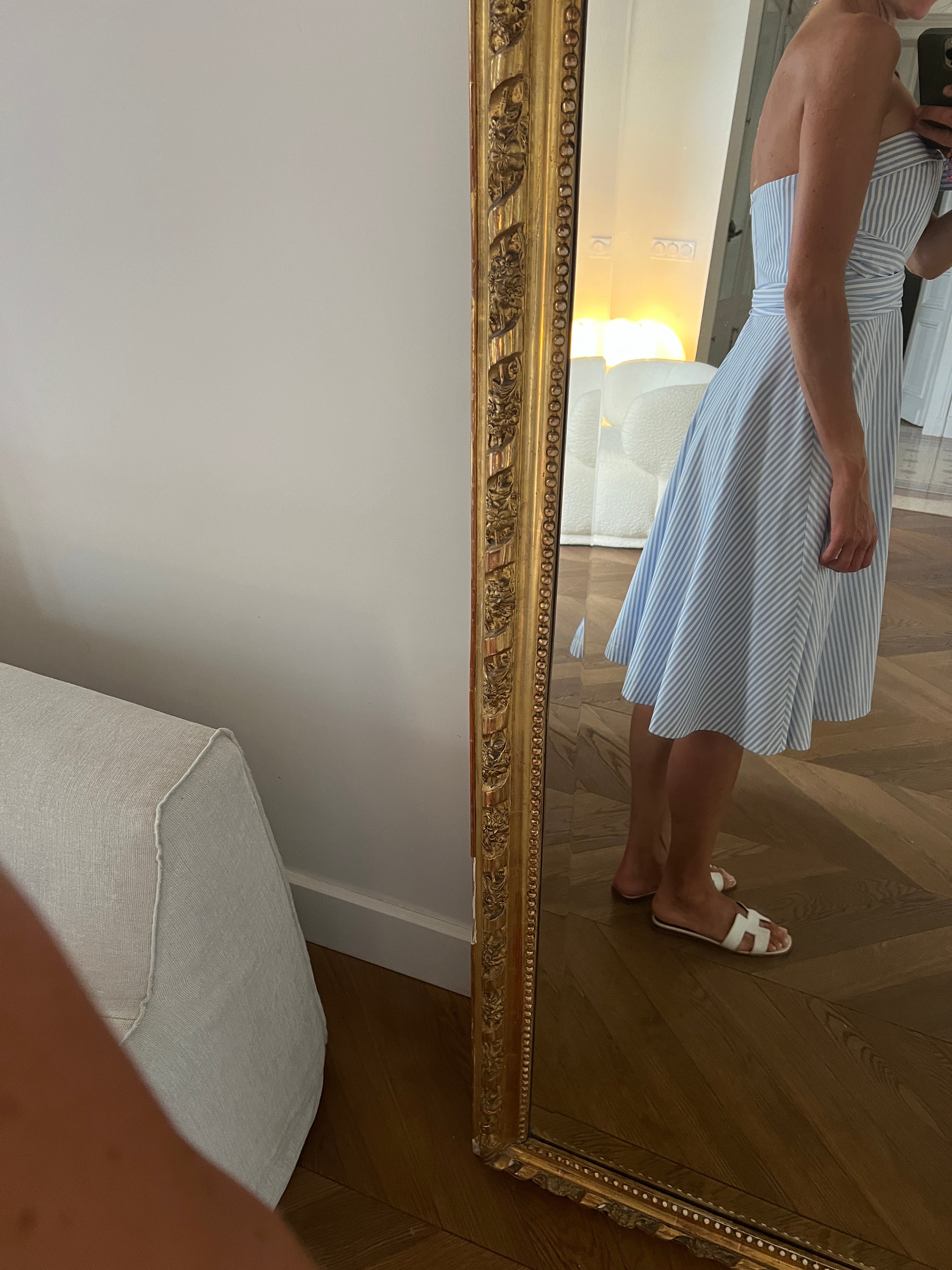 Robe Claudie Pierlot à rayures bleu portée épaules