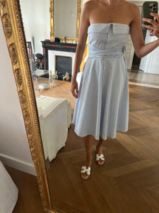 Robe Claudie Pierlot à rayures bleu portée épaules