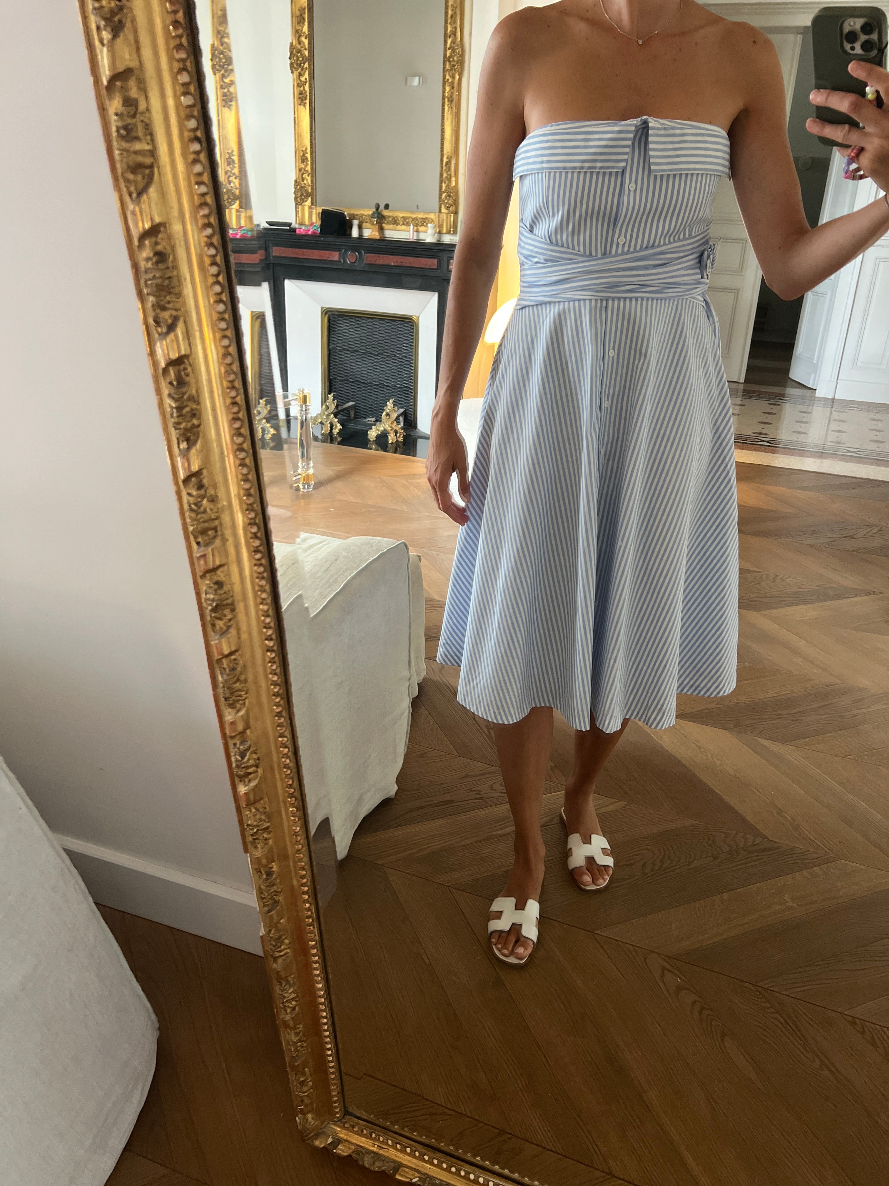 Robe Claudie Pierlot à rayures bleu portée épaules