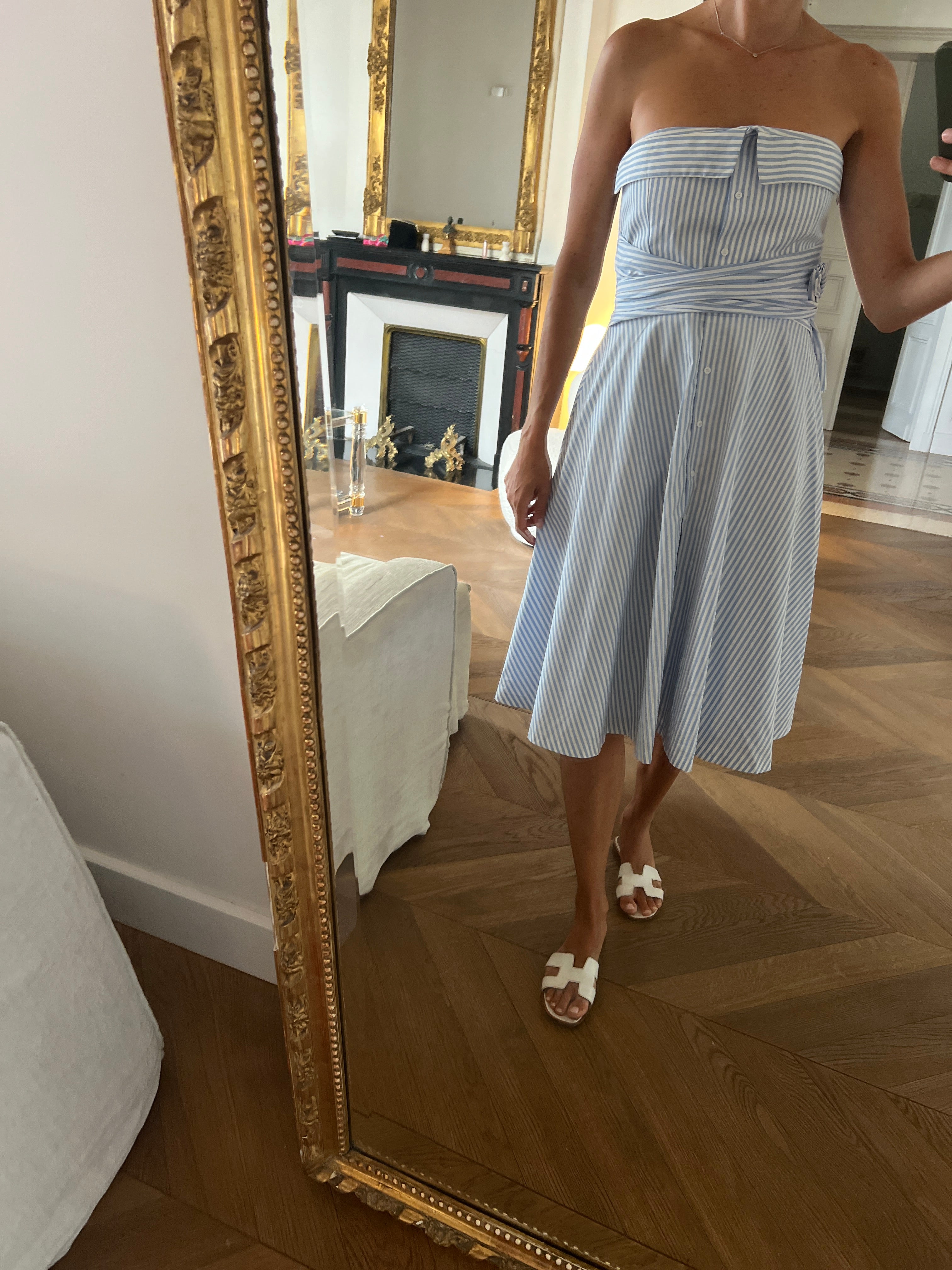 Robe Claudie Pierlot à rayures bleu portée épaules