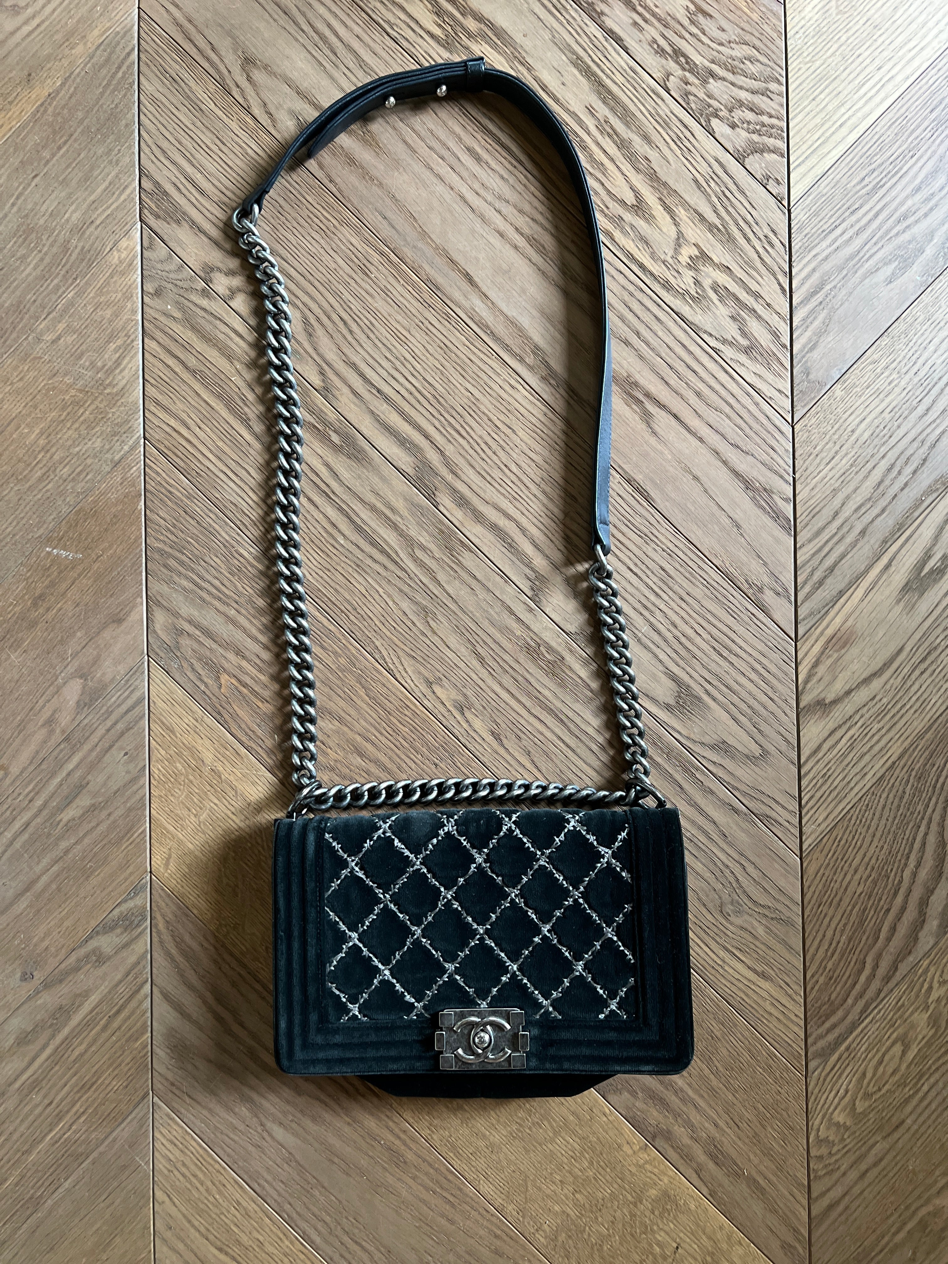 Sac Chanel Boy en velours métal finition ruthénium